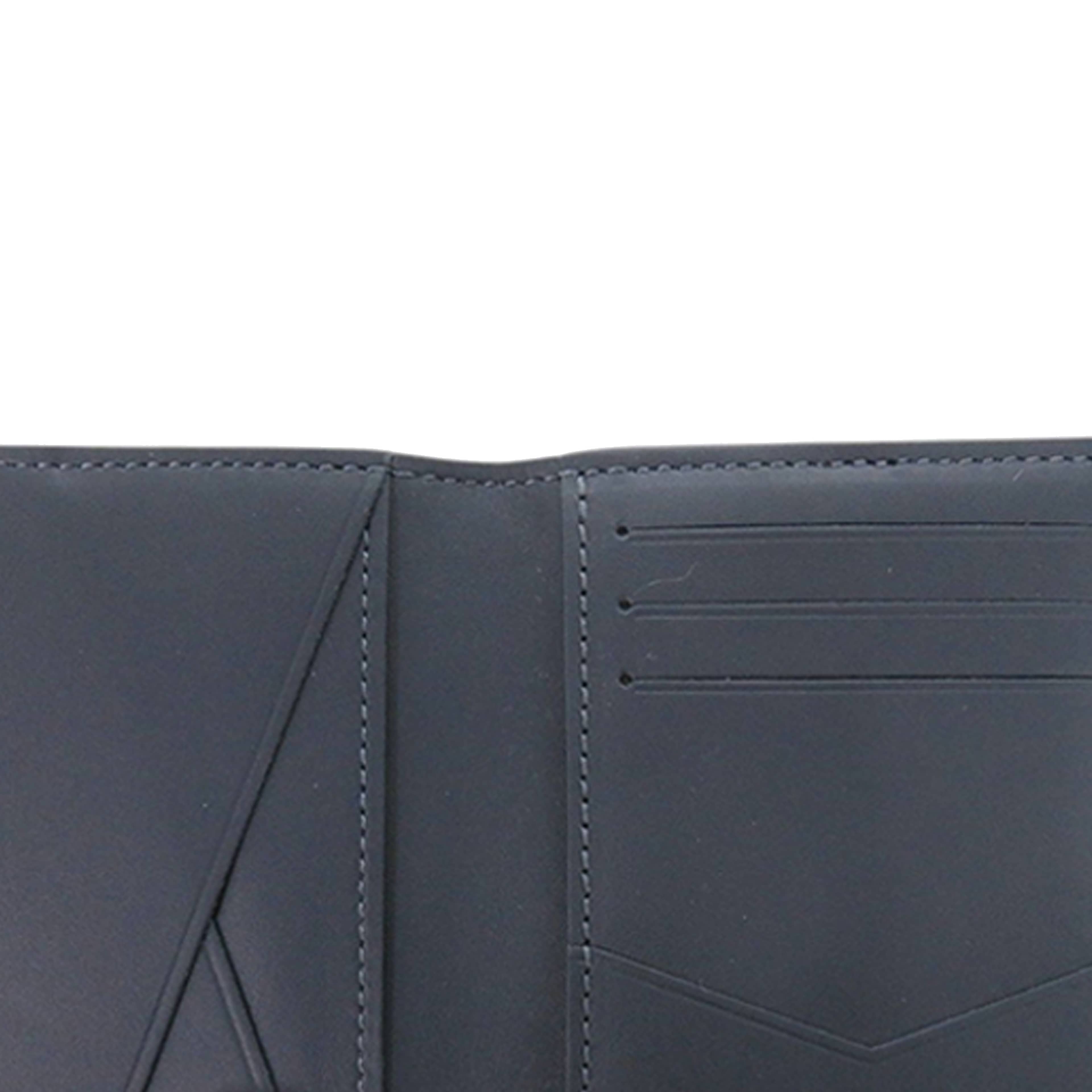 Louis Vuitton Monogram Shadow Pocket Organizer, från Luxclusif, i färgen navy. Klicka för att öppna bilden i stort format