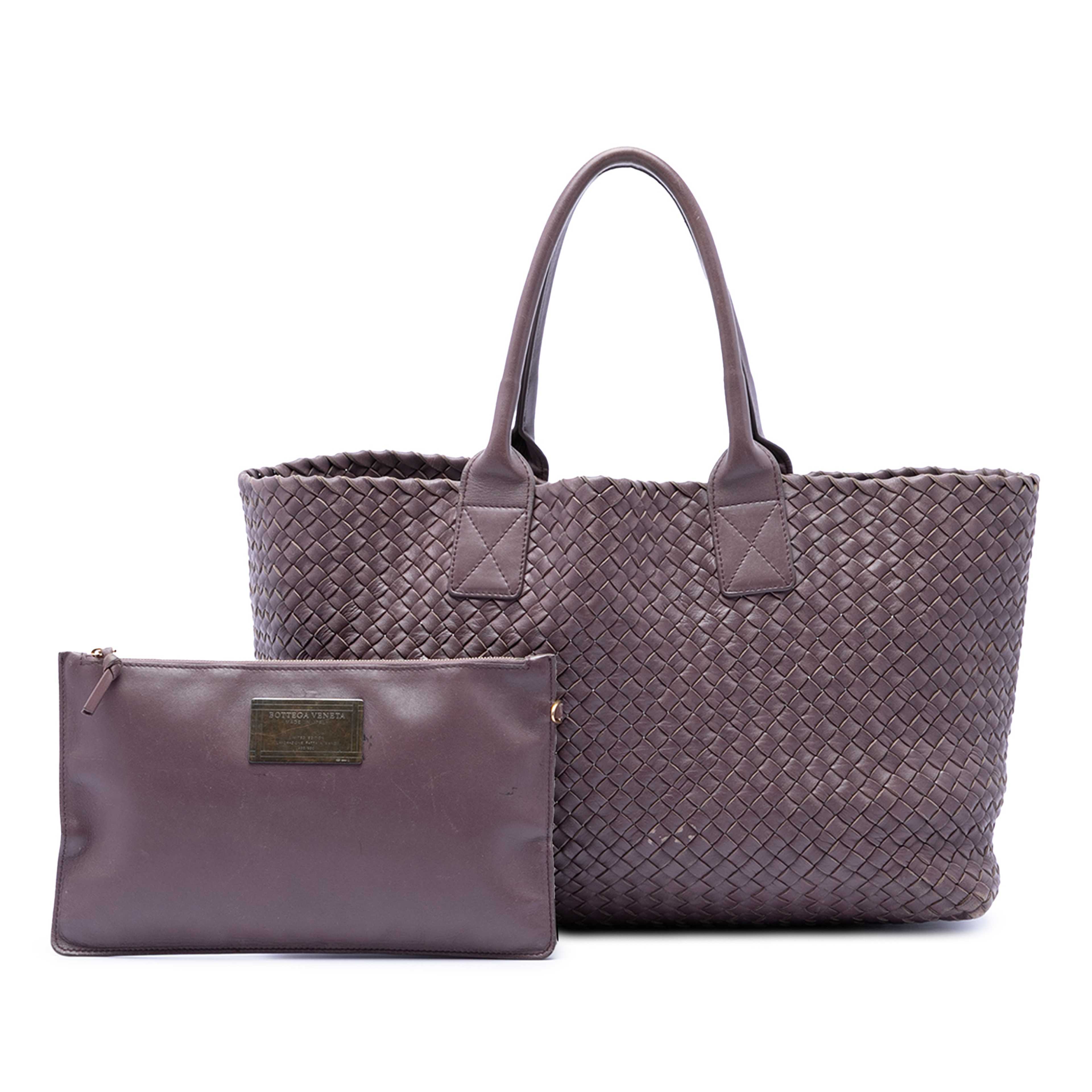 Bottega Veneta Limited Edition Medium Lambskin Intreccio Cabat Tote, från Luxclusif, i färgen purpur. Klicka för att öppna bilden i stort format