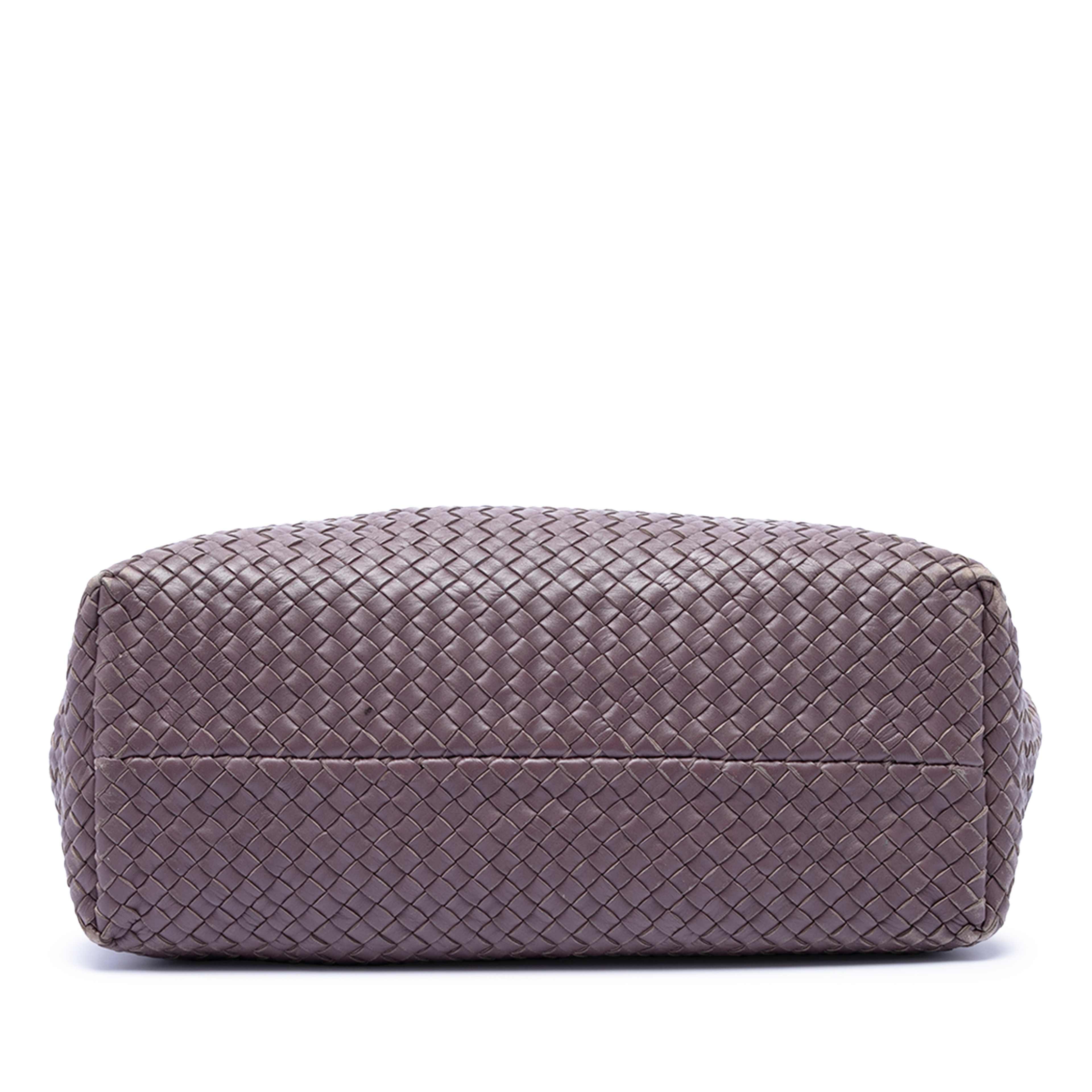 Bottega Veneta Limited Edition Medium Lambskin Intreccio Cabat Tote, från Luxclusif, i färgen purpur. Klicka för att öppna bilden i stort format