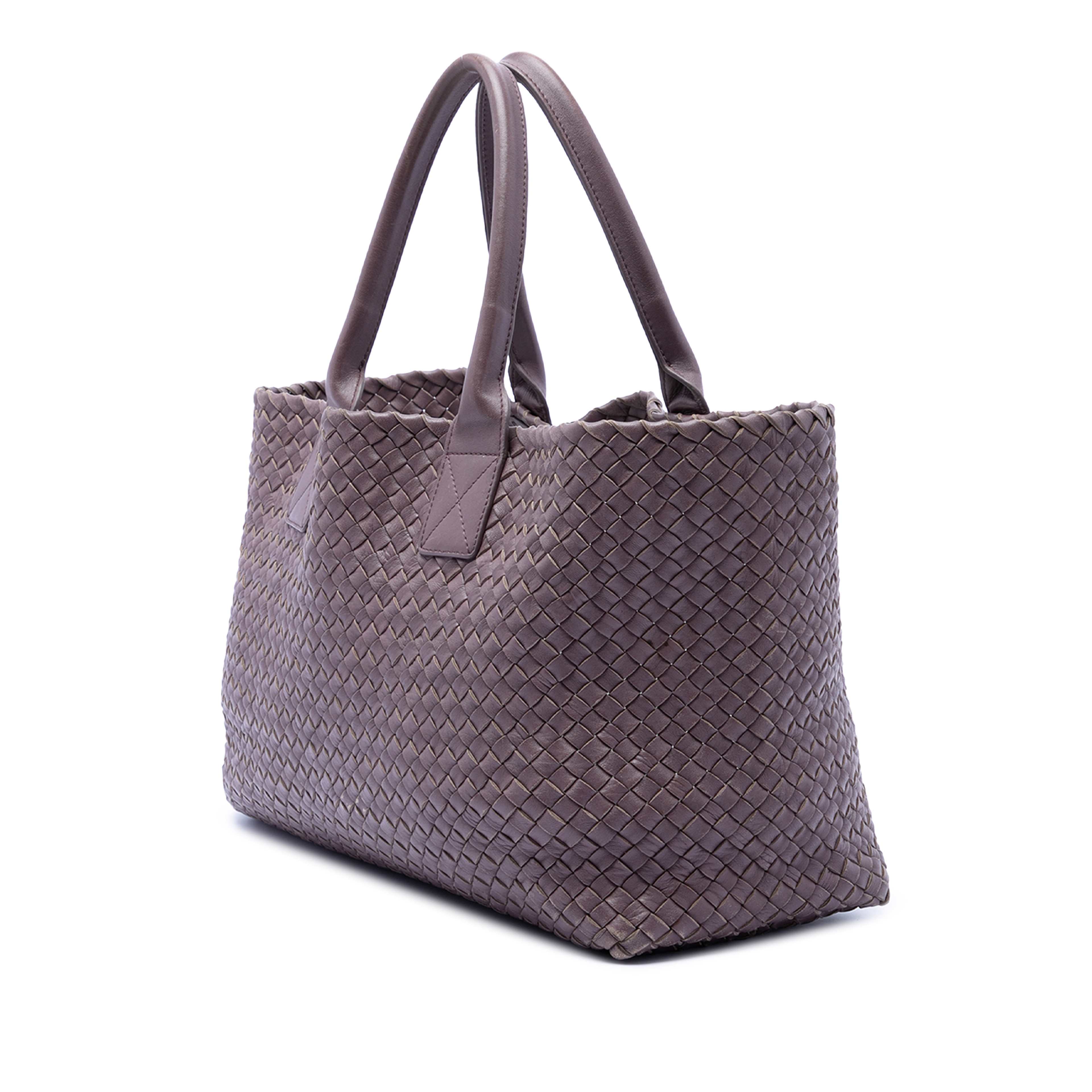 Bottega Veneta Limited Edition Medium Lambskin Intreccio Cabat Tote, från Luxclusif, i färgen purpur. Klicka för att öppna bilden i stort format