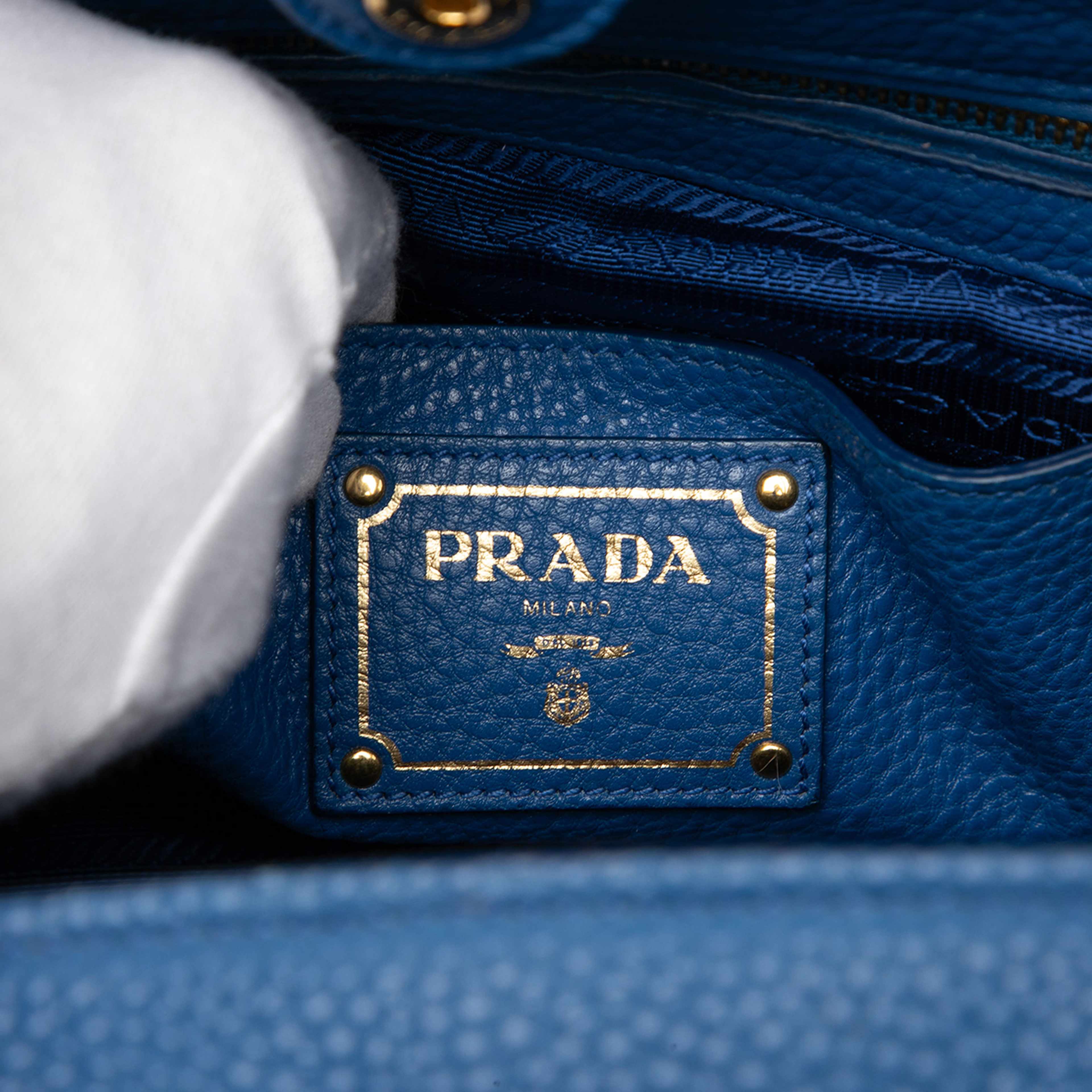 Prada Vitello Daino Front Pocket Open Convertible Tote, från Luxclusif, i färgen blue. Klicka för att öppna bilden i stort format