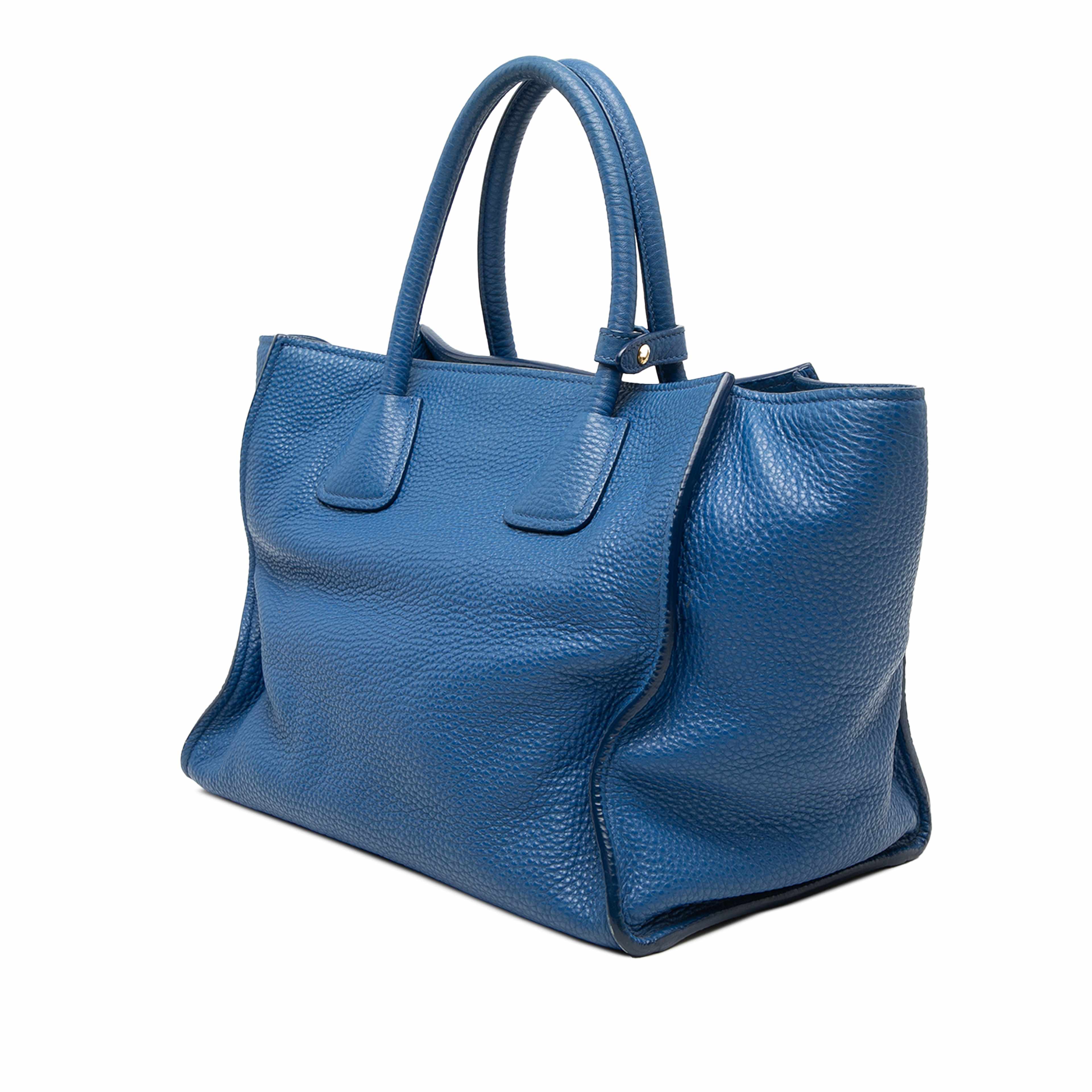 Prada Vitello Daino Front Pocket Open Convertible Tote, från Luxclusif, i färgen blue. Klicka för att öppna bilden i stort format