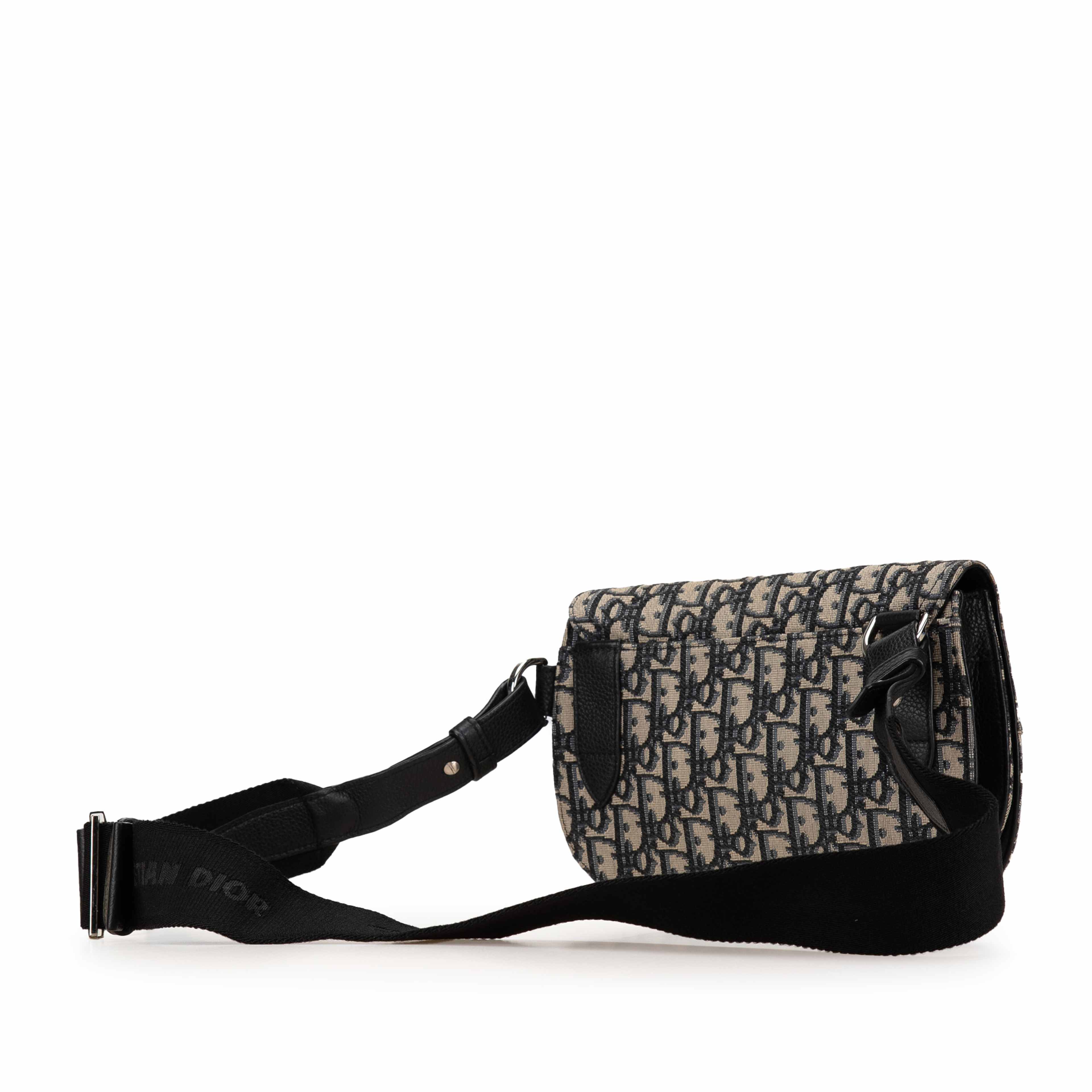 Dior Oblique Canvas Saddle Messenger Bag, från Luxclusif, i färgen blå. Klicka för att öppna bilden i stort format