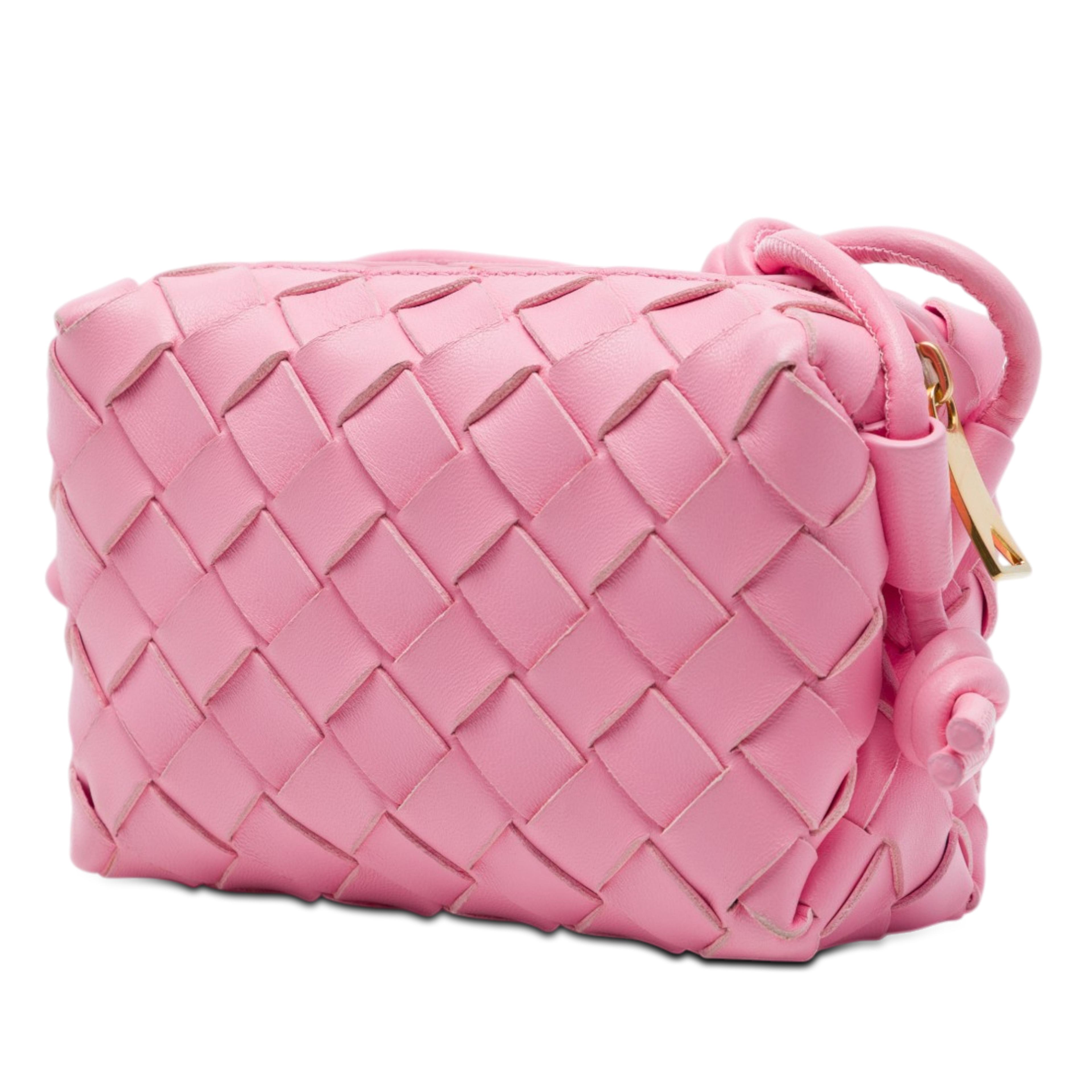 Bottega Veneta Candy Lambskin Intrecciato Loop Camera Bag, från Luxclusif, i färgen rosa. Klicka för att öppna bilden i stort format