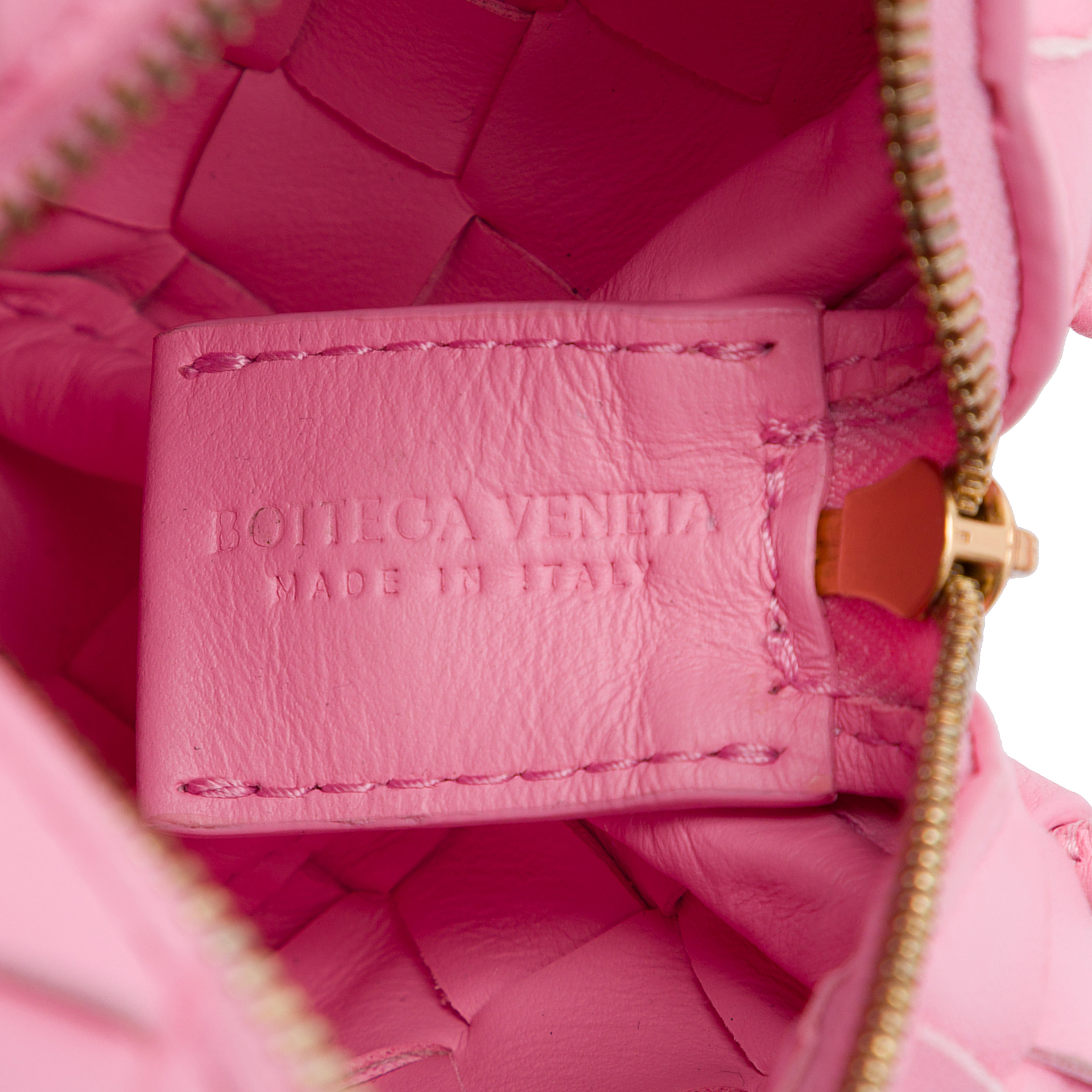 Bottega Veneta Candy Lambskin Intrecciato Loop Camera Bag, från Luxclusif, i färgen rosa. Klicka för att öppna bilden i stort format