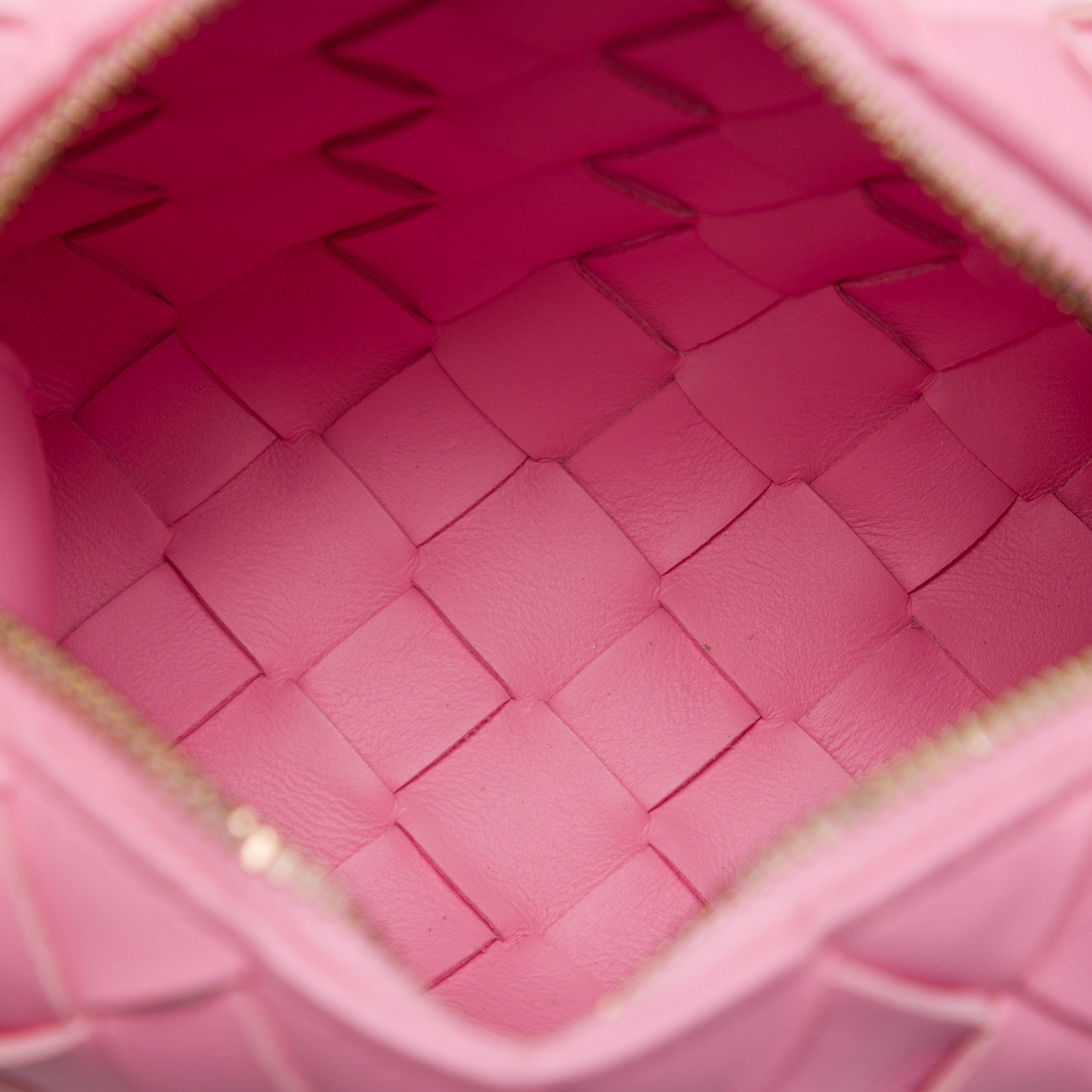 Bottega Veneta Candy Lambskin Intrecciato Loop Camera Bag, från Luxclusif, i färgen rosa. Klicka för att öppna bilden i stort format