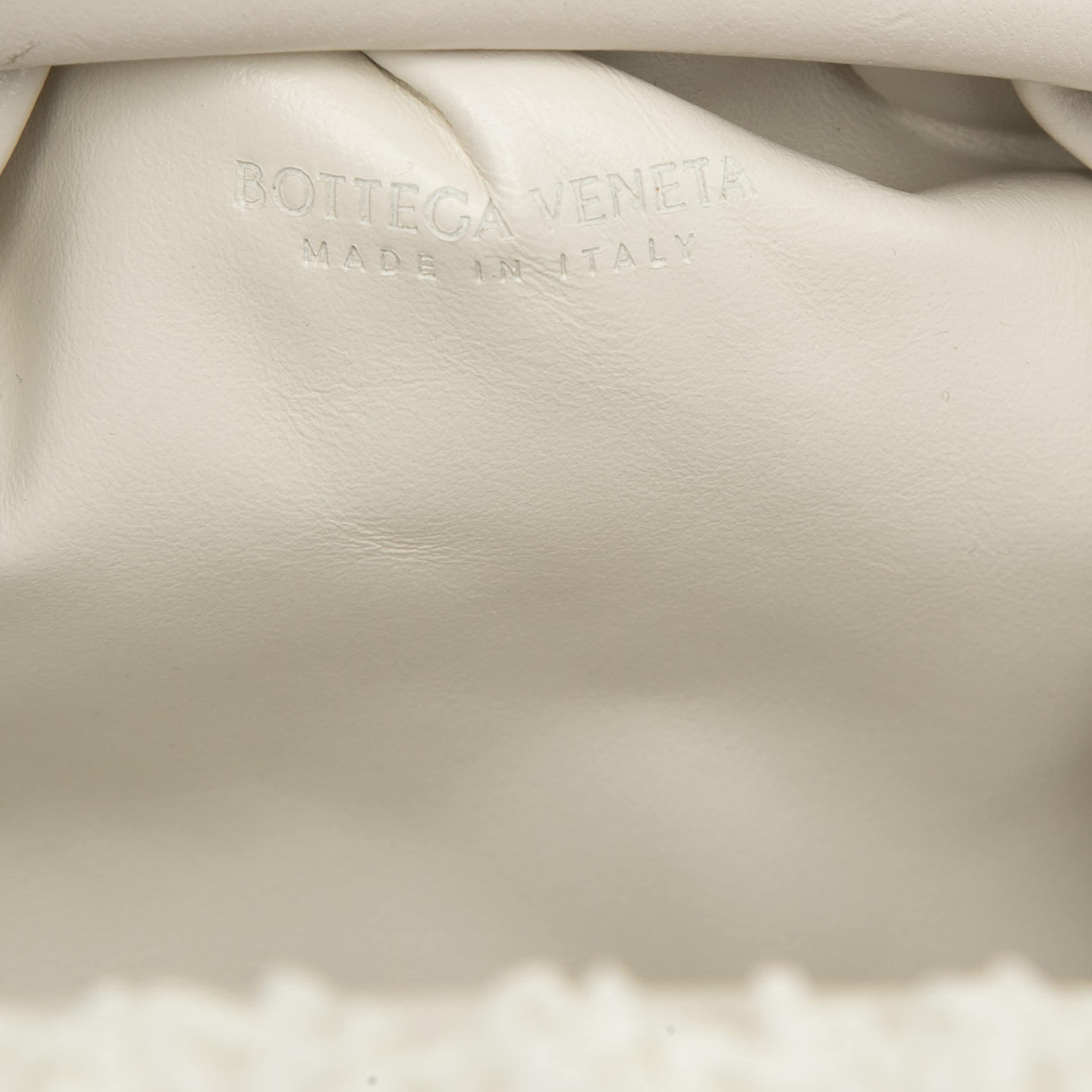 Bottega Veneta Boucle Raffia The Mini Pouch Crossbody, från Luxclusif, i färgen white. Klicka för att öppna bilden i stort format