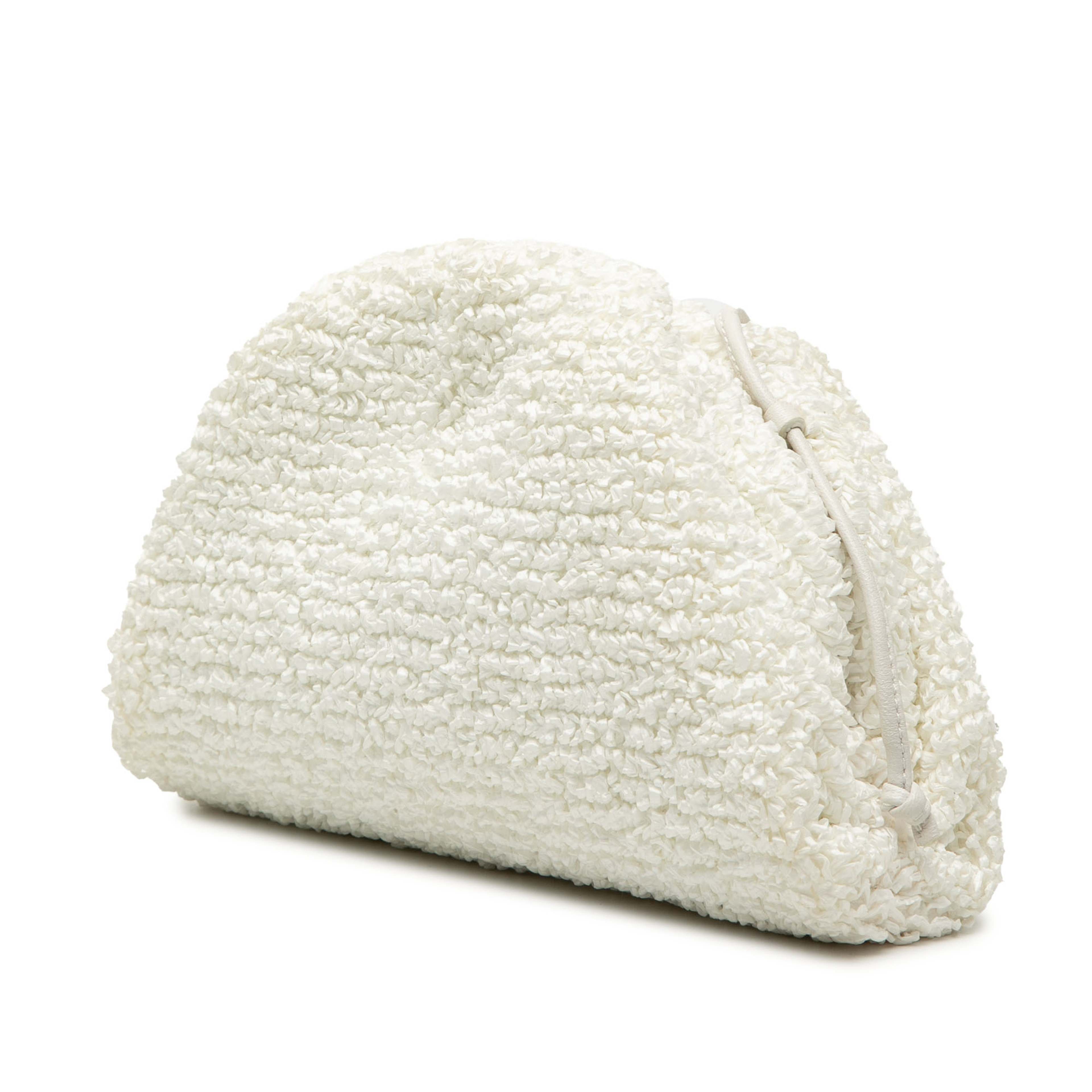 Bottega Veneta Boucle Raffia The Mini Pouch Crossbody, från Luxclusif, i färgen white. Klicka för att öppna bilden i stort format