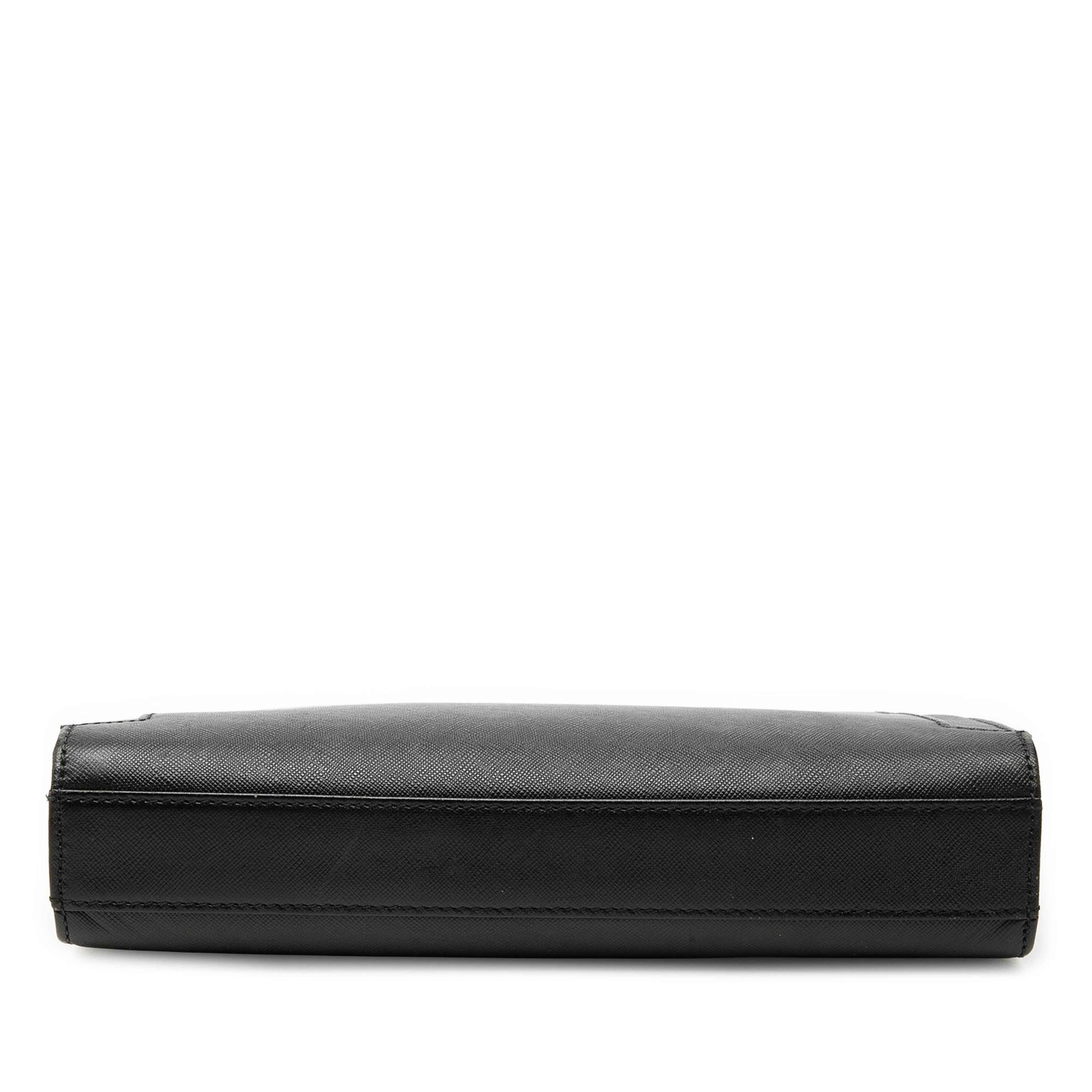 Burberry Leather Clutch, från Luxclusif, i färgen svart. Klicka för att öppna bilden i stort format