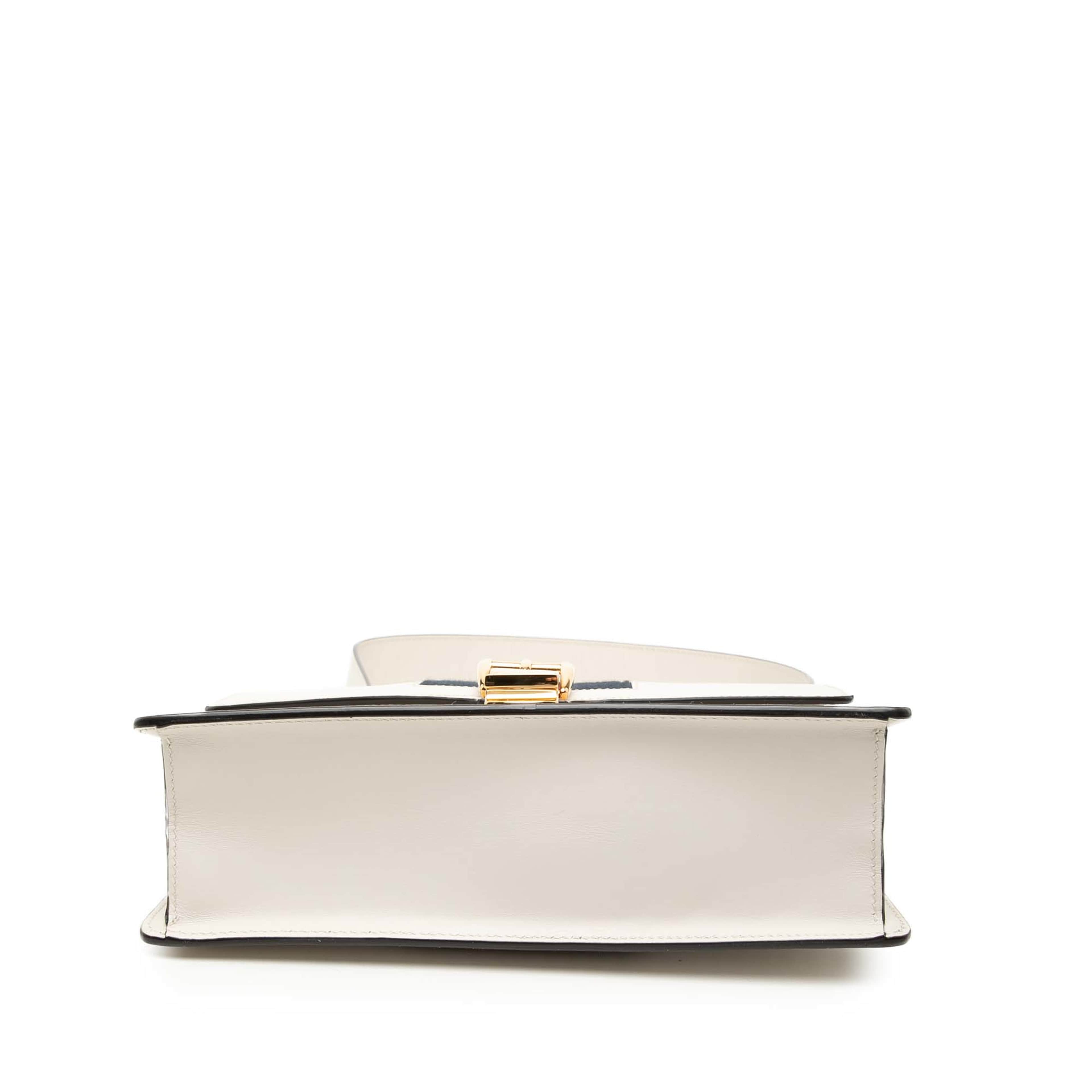 Gucci Small Leather Sylvie Web Satchel, från Luxclusif, i färgen white. Klicka för att öppna bilden i stort format