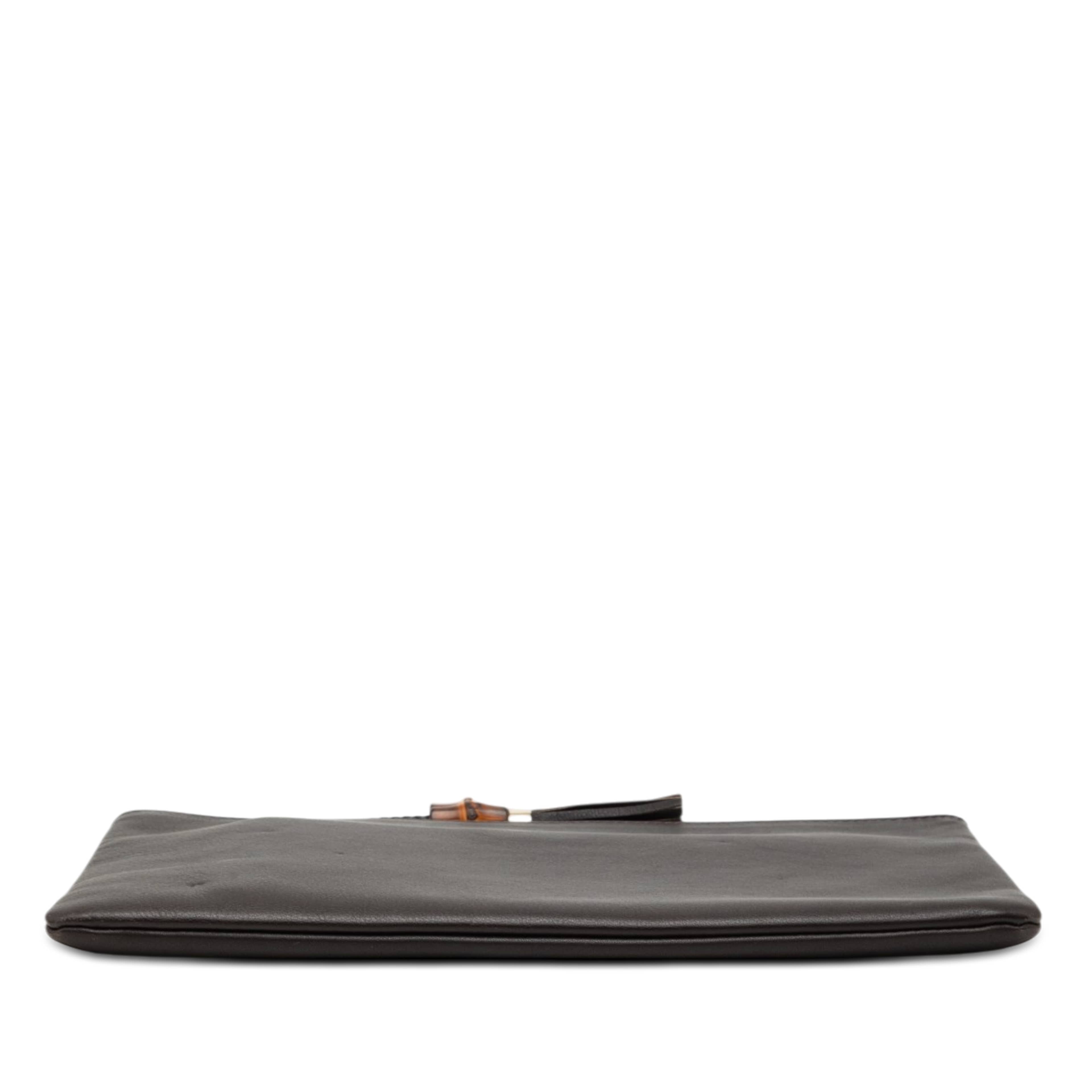 Gucci Calfskin Bamboo Tassel Clutch, från Luxclusif, i färgen brun. Klicka för att öppna bilden i stort format