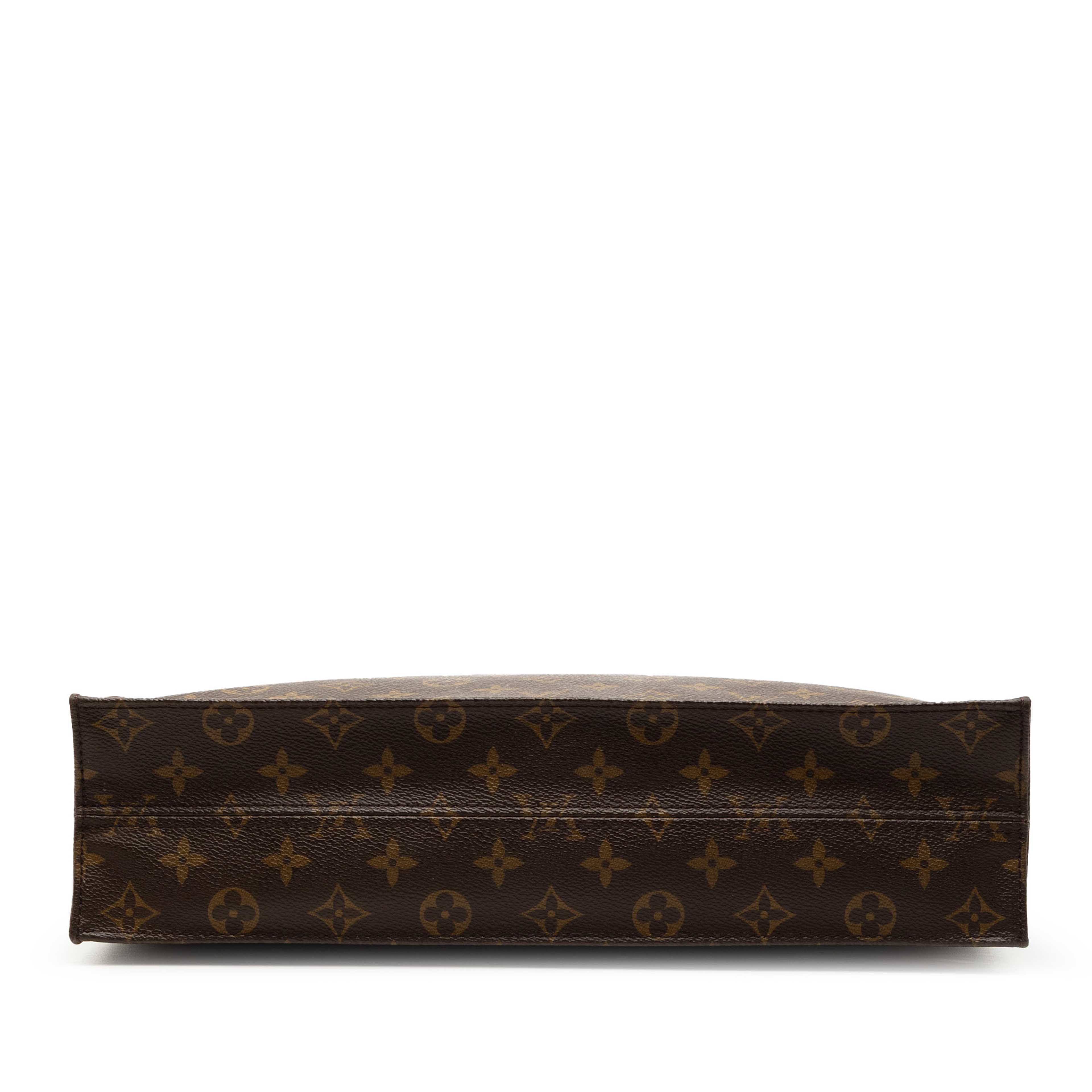 Louis Vuitton Monogram Sac Plat, från Luxclusif, i färgen brown. Klicka för att öppna bilden i stort format