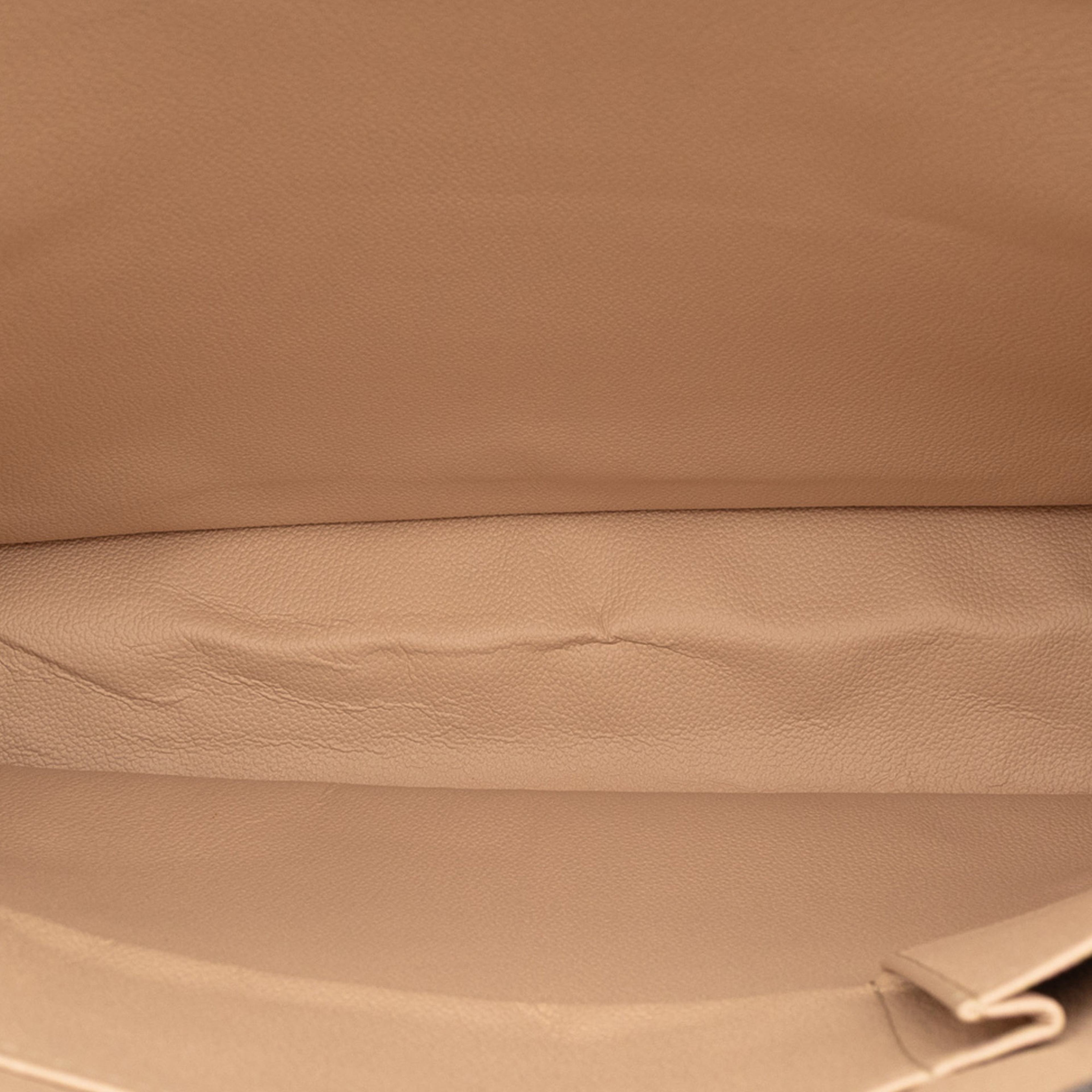 Louis Vuitton Monogram Sac Plat, från Luxclusif, i färgen brown. Klicka för att öppna bilden i stort format