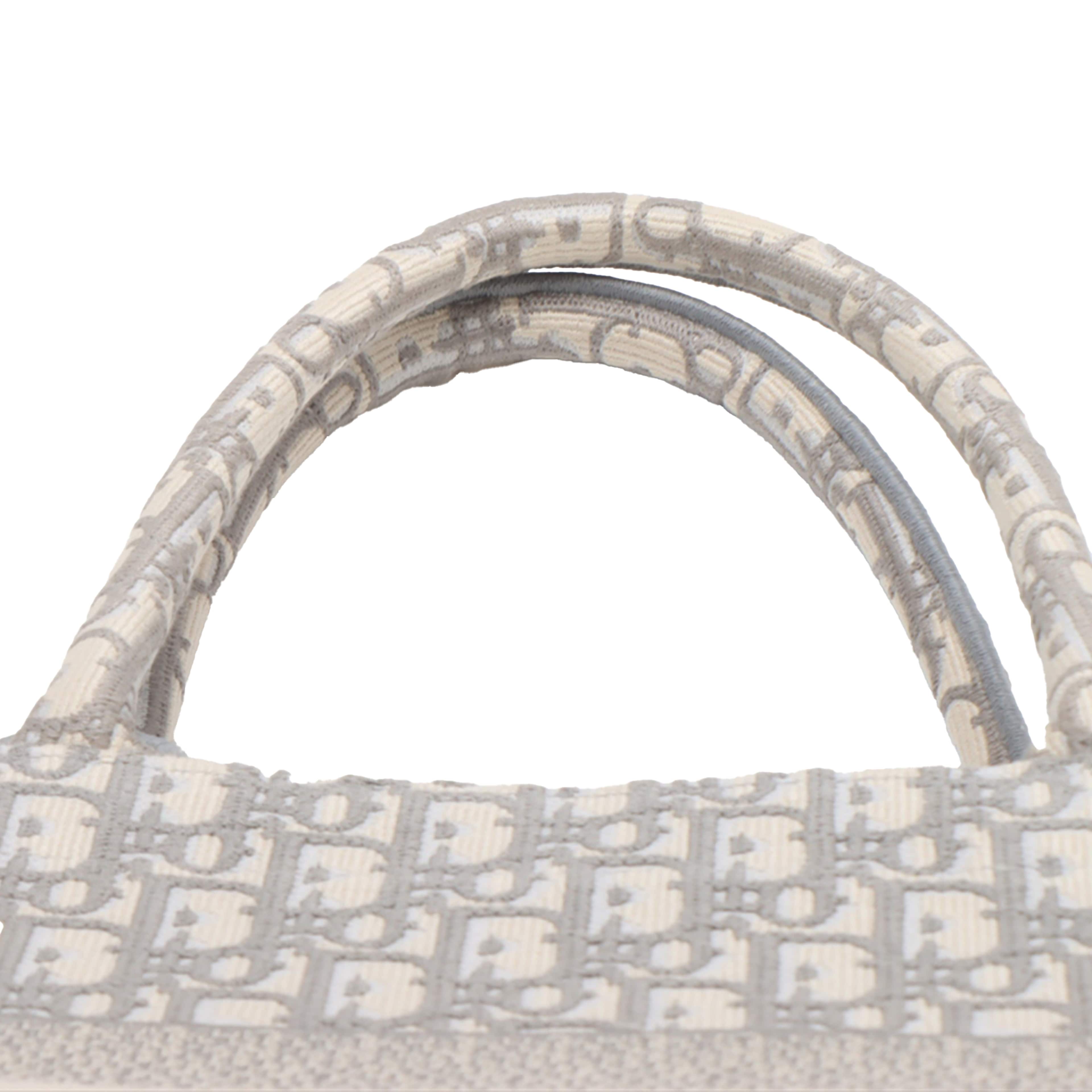 Dior Medium Oblique Canvas Book Tote, från Luxclusif, i färgen grå. Klicka för att öppna bilden i stort format