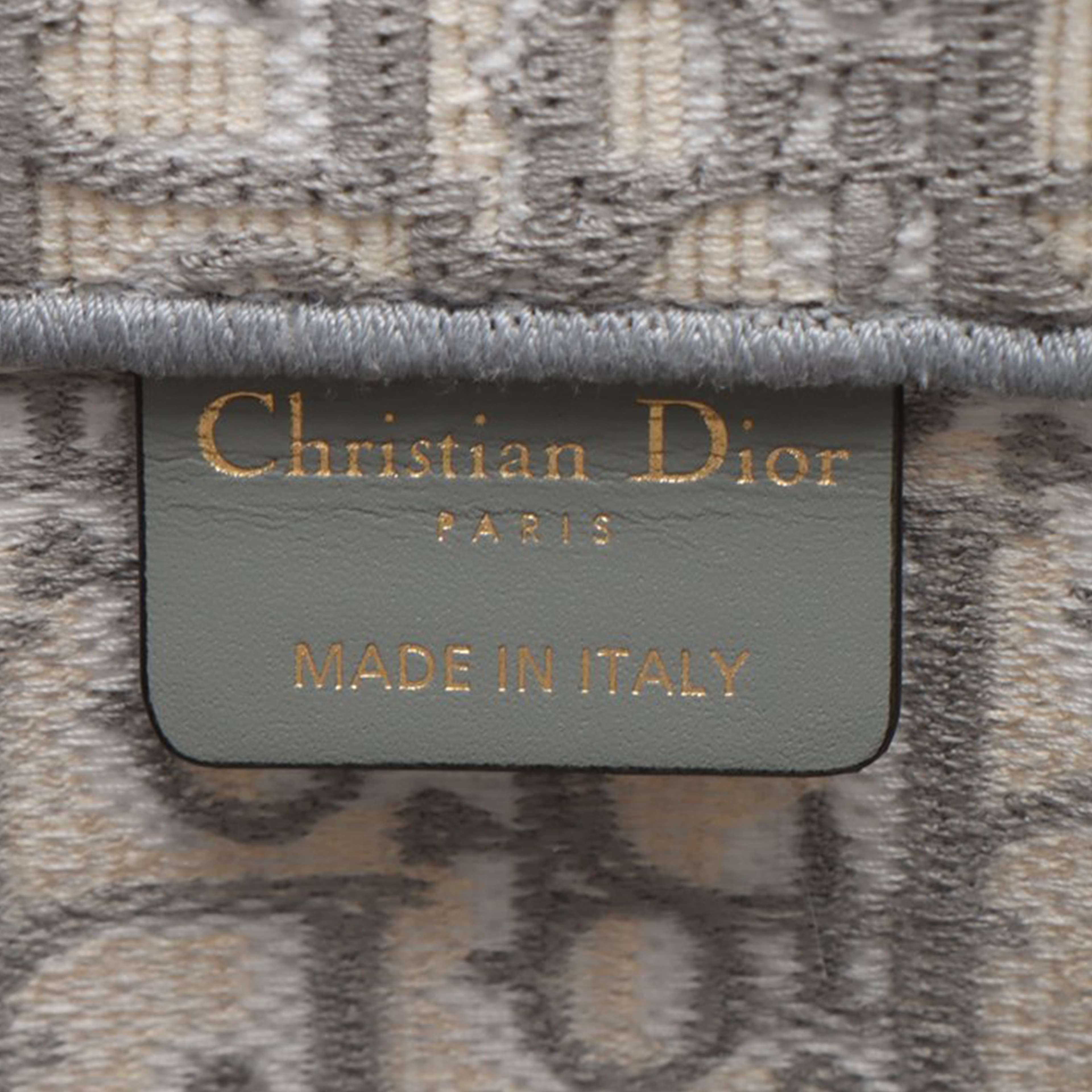 Dior Medium Oblique Canvas Book Tote, från Luxclusif, i färgen light gray. Klicka för att öppna bilden i stort format