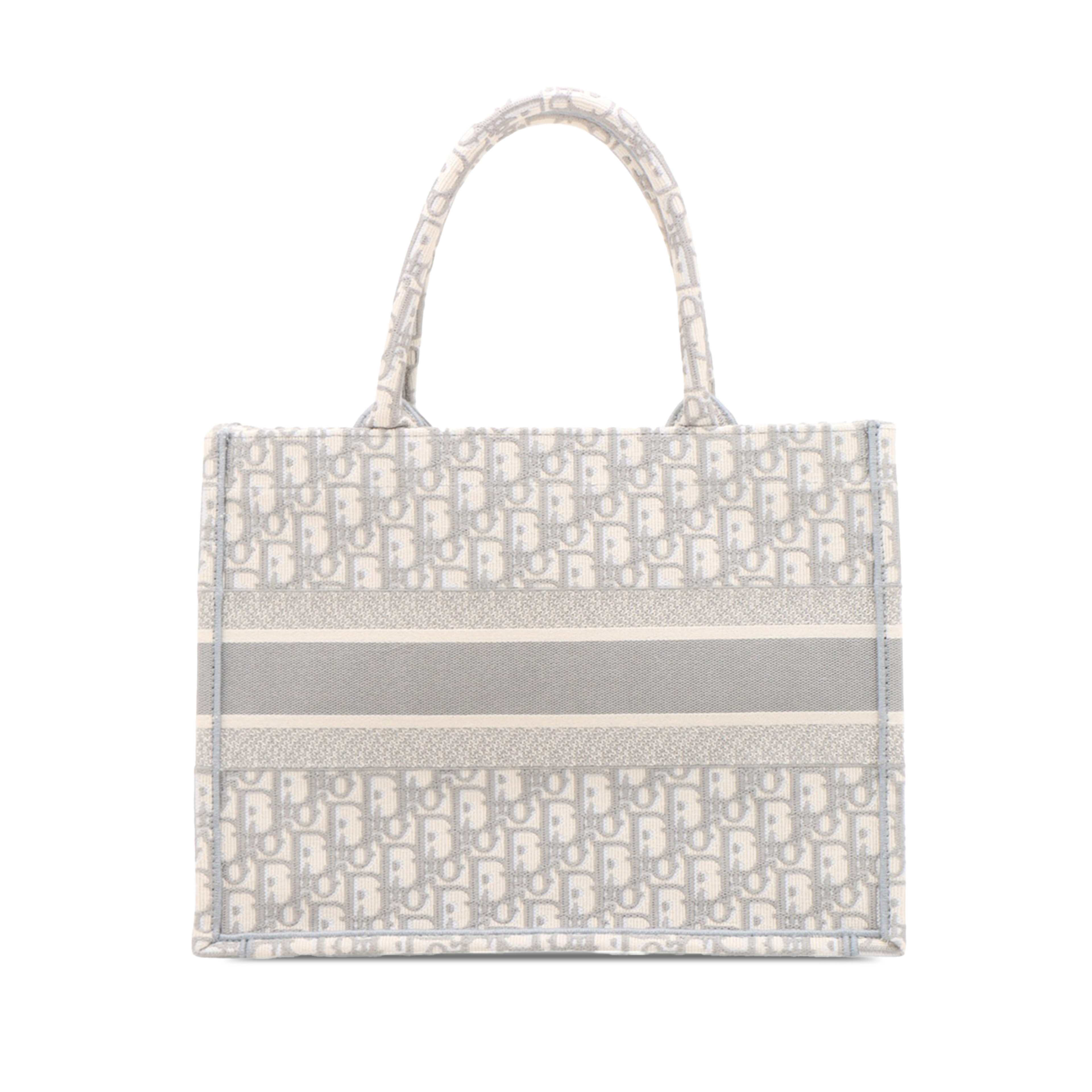 Dior Medium Oblique Canvas Book Tote, från Luxclusif, i färgen grå. Klicka för att öppna bilden i stort format