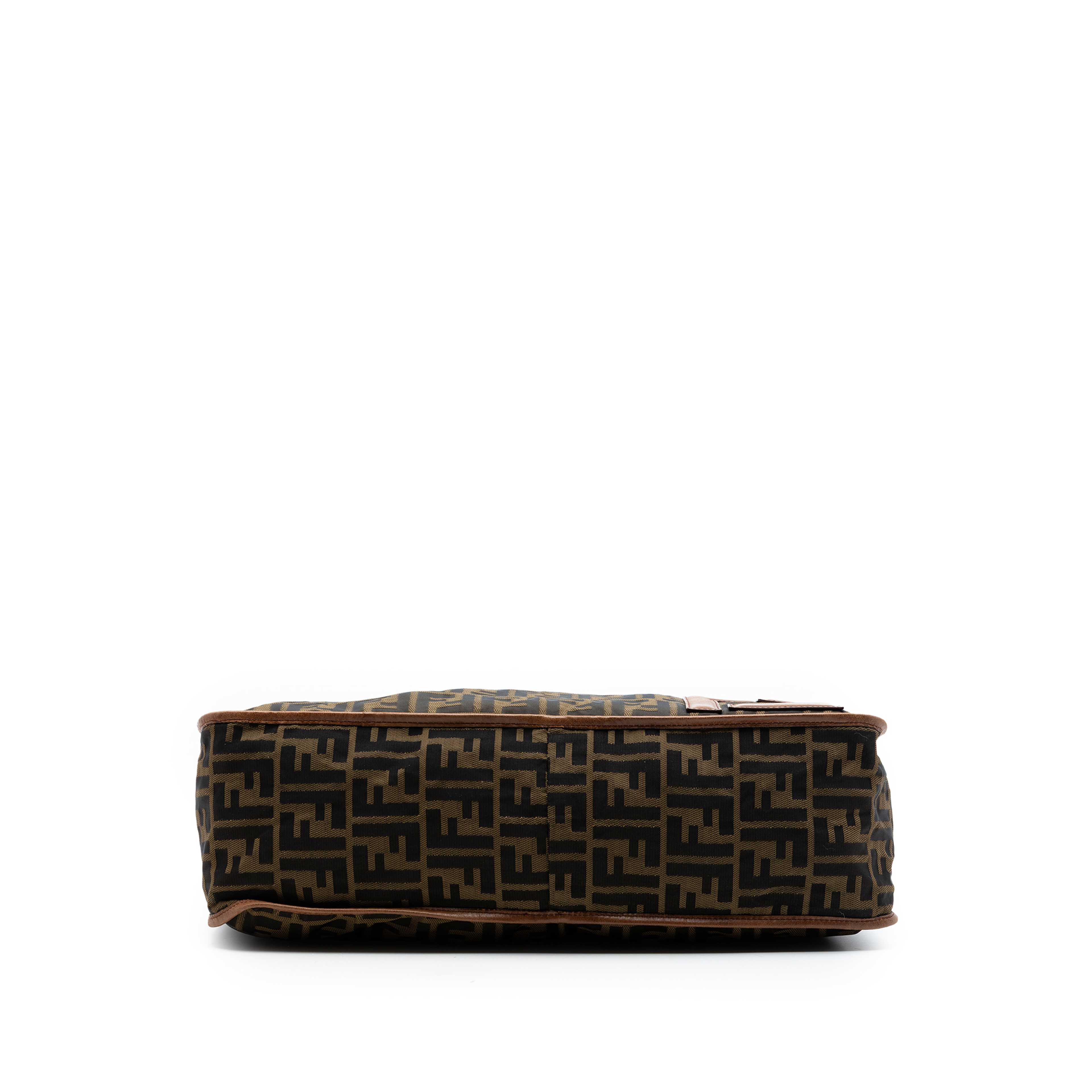 Fendi Zucca Canvas Crossbody, från Luxclusif, i färgen brun. Klicka för att öppna bilden i stort format