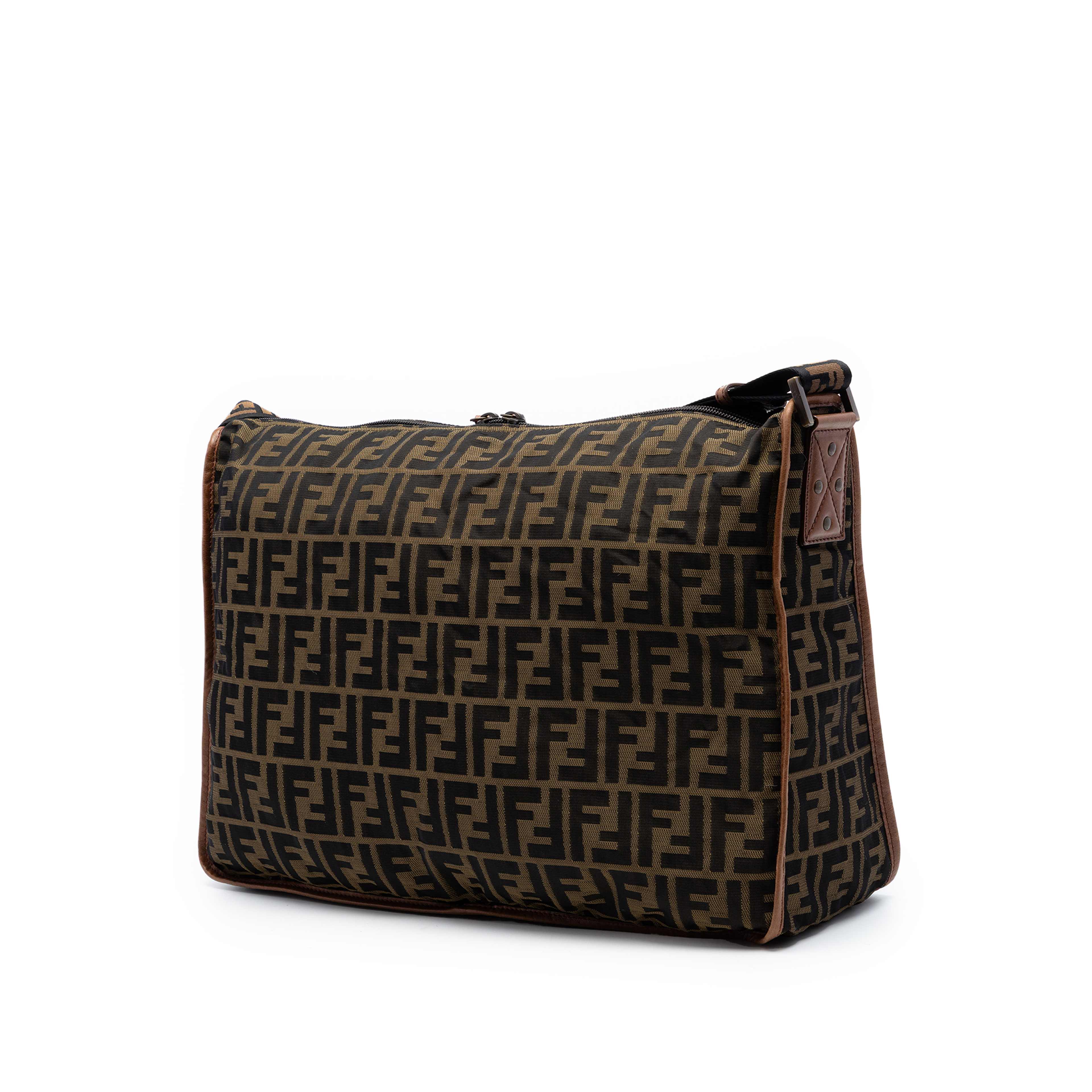 Fendi Zucca Canvas Crossbody, från Luxclusif, i färgen brown. Klicka för att öppna bilden i stort format