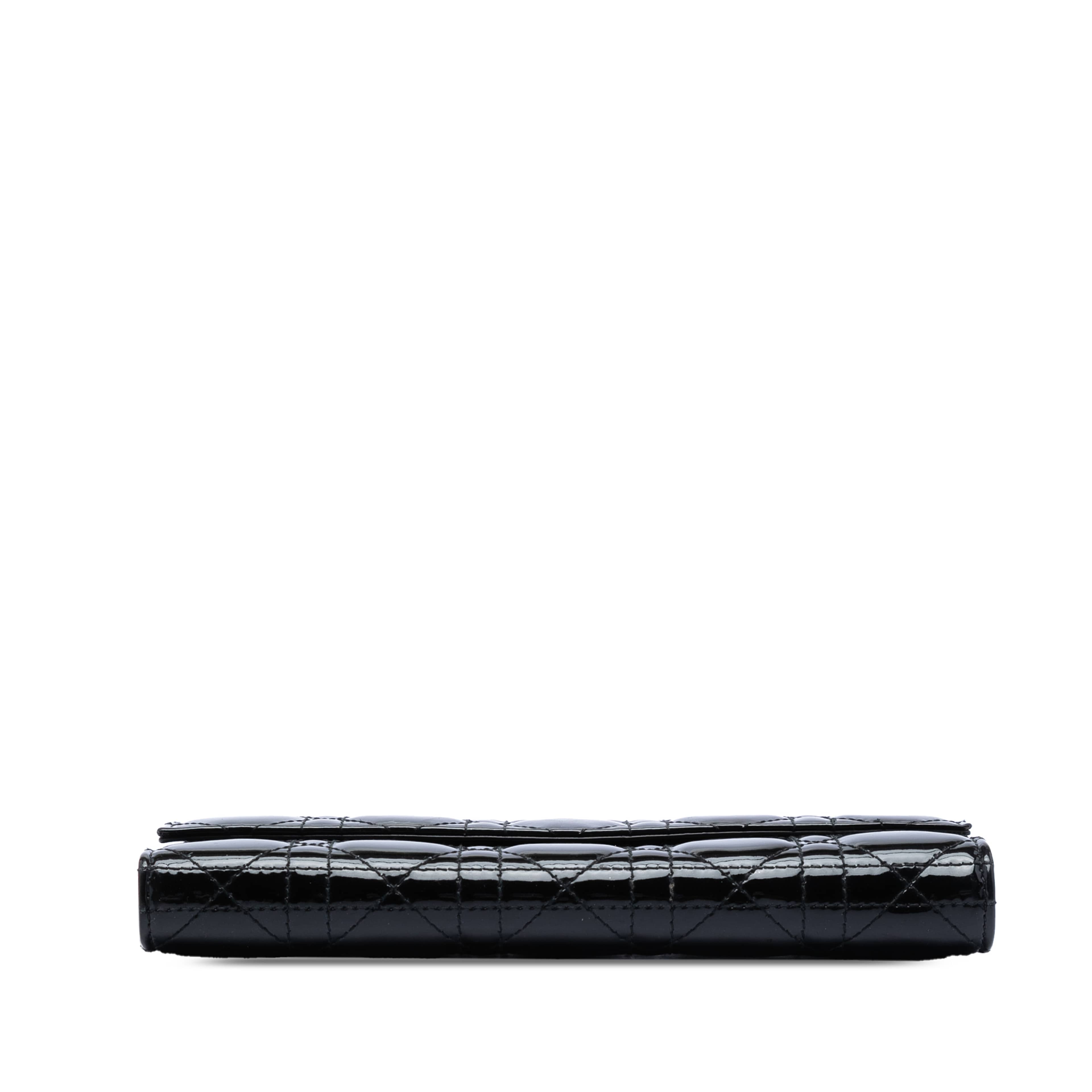 Dior Patent Cannage Lady Dior Wallet On Chain, från Luxclusif, i färgen black. Klicka för att öppna bilden i stort format