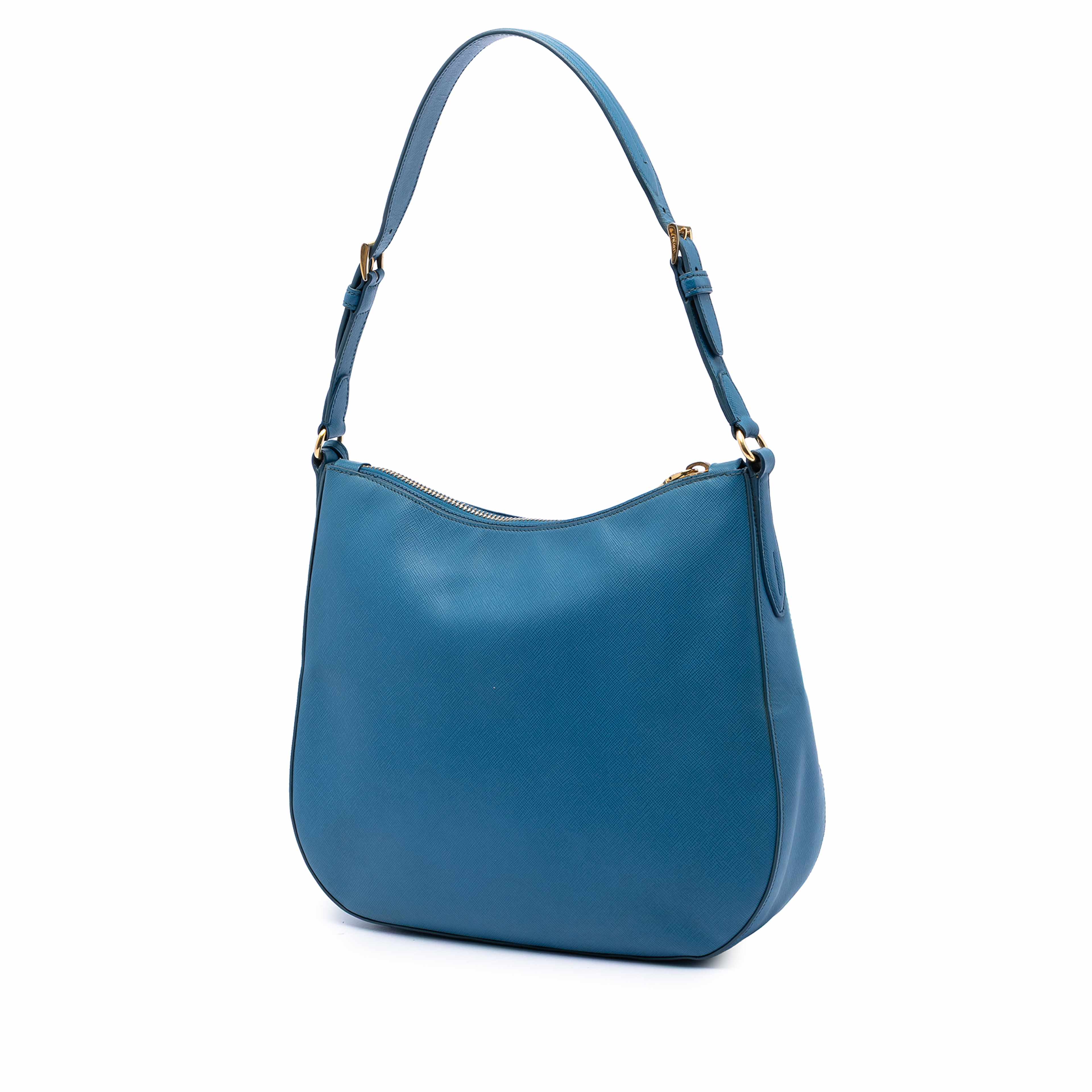 Prada Saffiano Lux Shoulder Bag, från Luxclusif, i färgen blå. Klicka för att öppna bilden i stort format