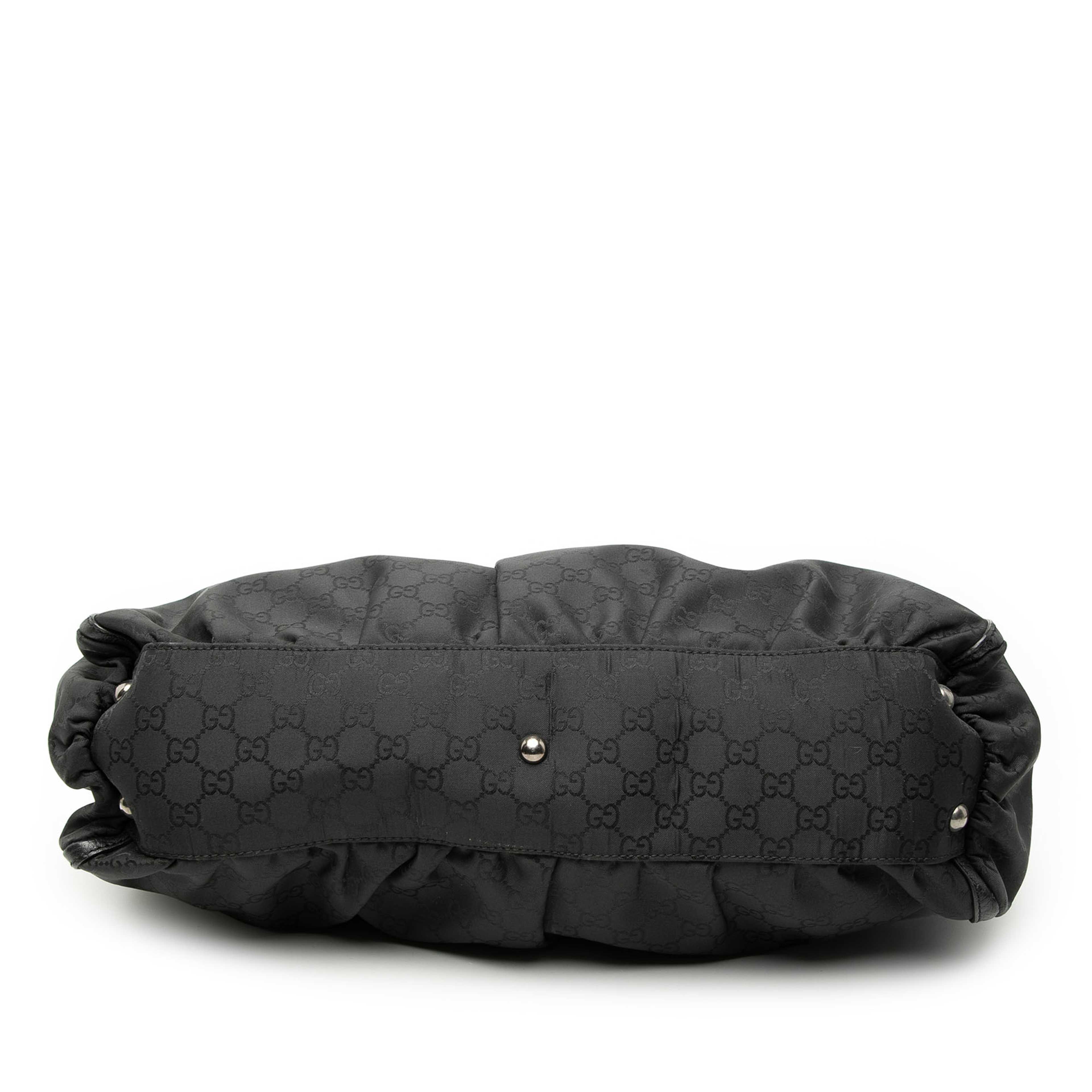 Gucci Large Gg Nylon Abbey D Ring Tote, från Luxclusif, i färgen black. Klicka för att öppna bilden i stort format