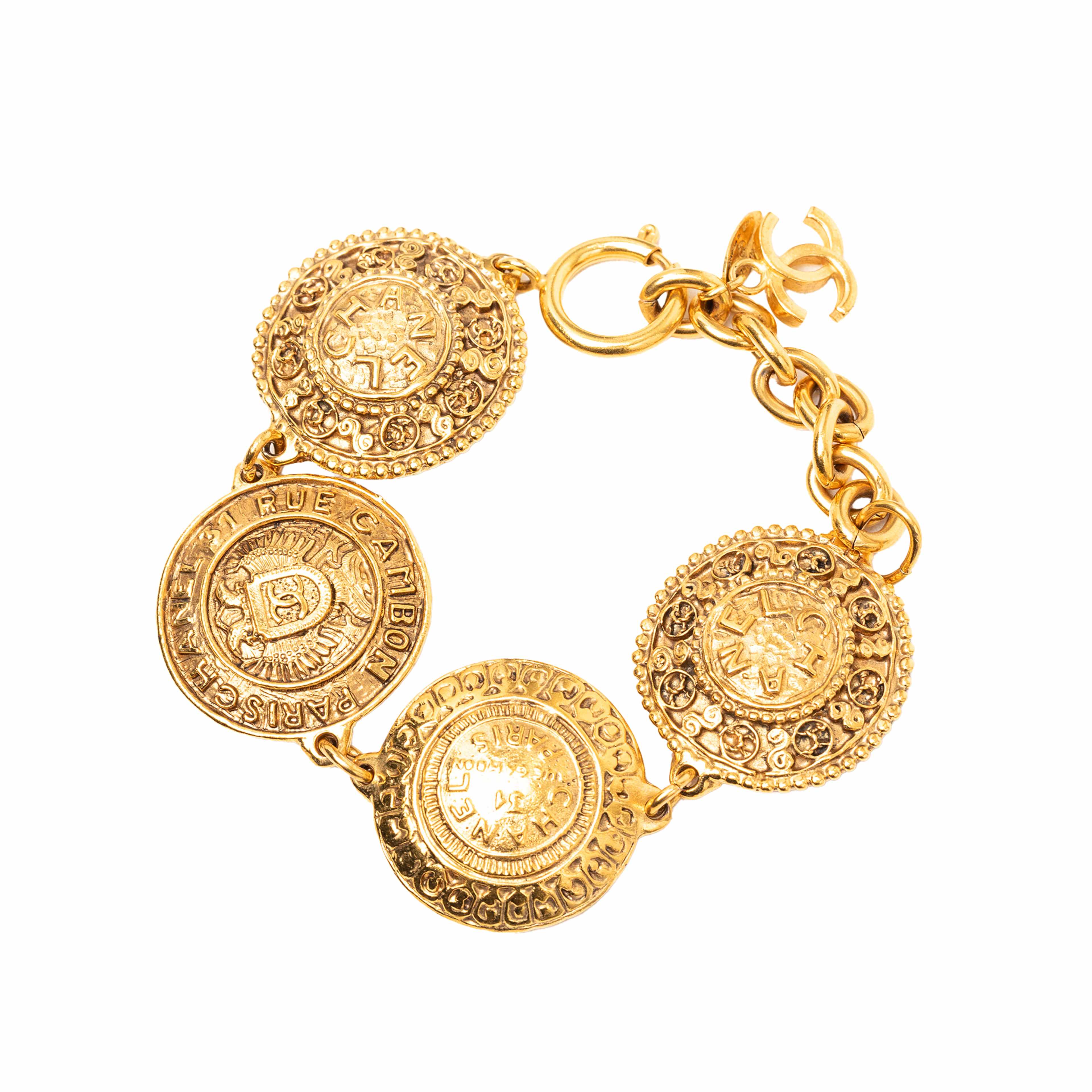 Chanel Cc Gold Plated Medallion Link Bracelet, från Luxclusif, i färgen gold. Klicka för att öppna bilden i stort format