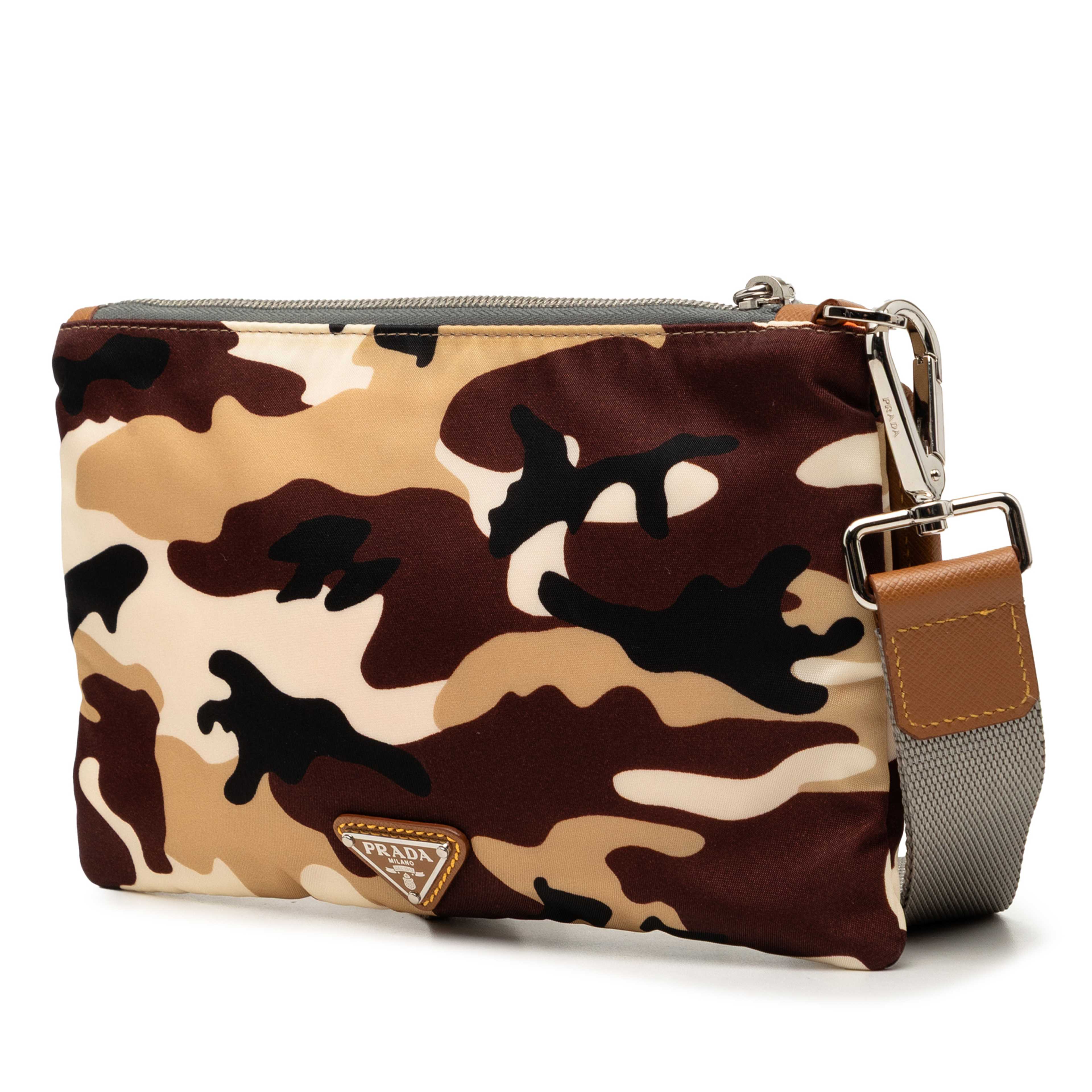 Prada Tessuto Camouflage Clutch, från Luxclusif, i färgen beige. Klicka för att öppna bilden i stort format