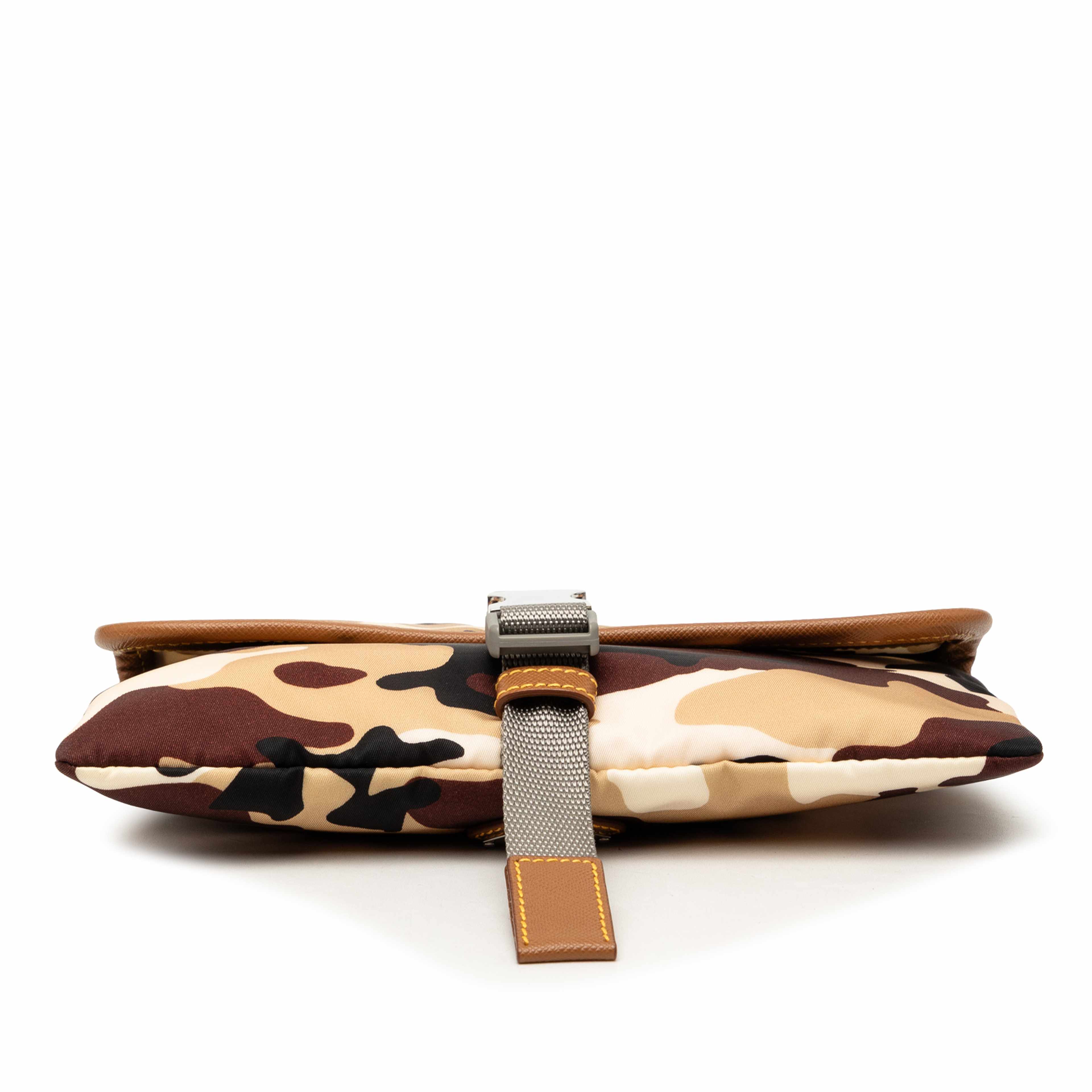 Prada Tessuto Camouflage Clutch, från Luxclusif, i färgen beige. Klicka för att öppna bilden i stort format