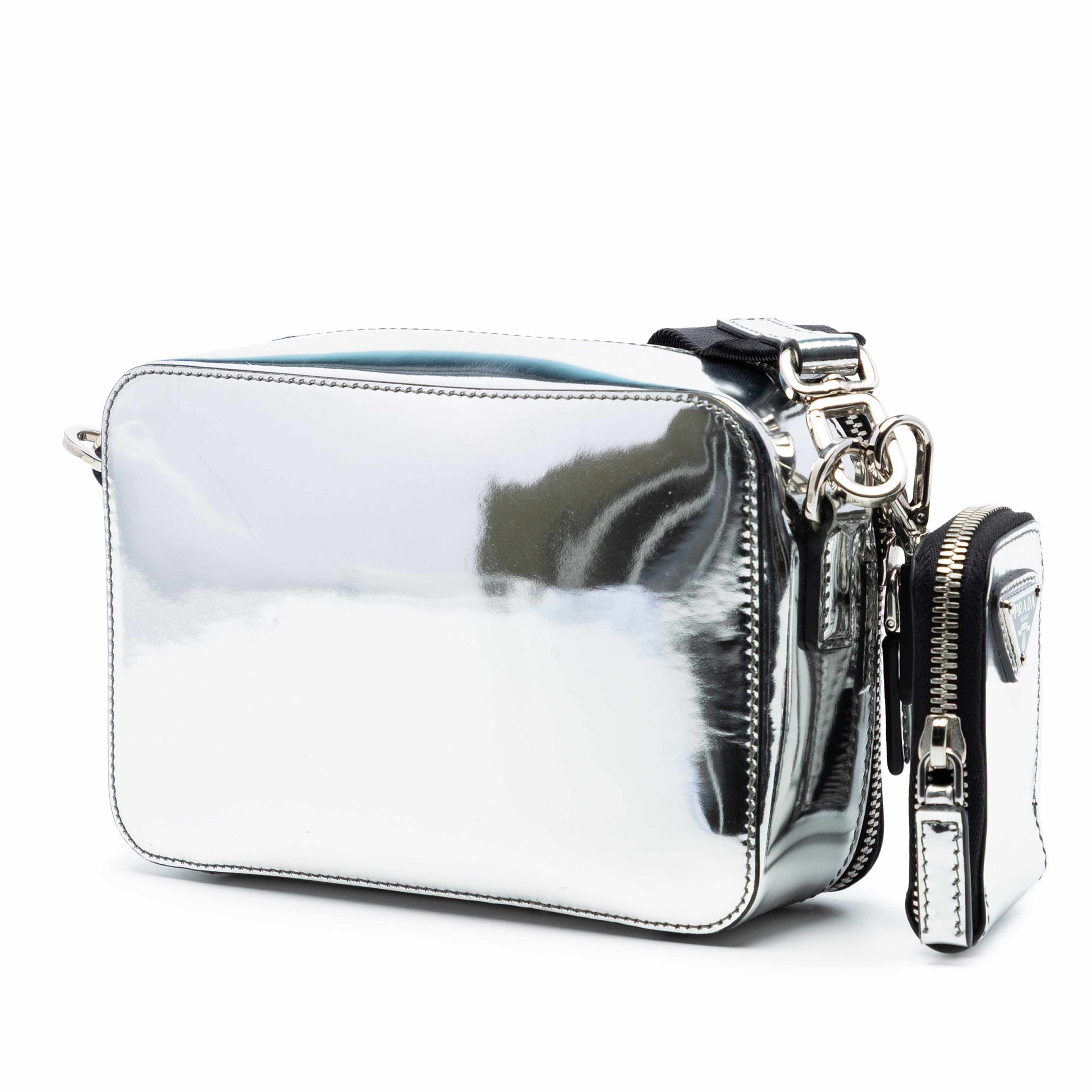 Prada Small Spazzolato Brique Crossbody, från Luxclusif, i färgen silver. Klicka för att öppna bilden i stort format