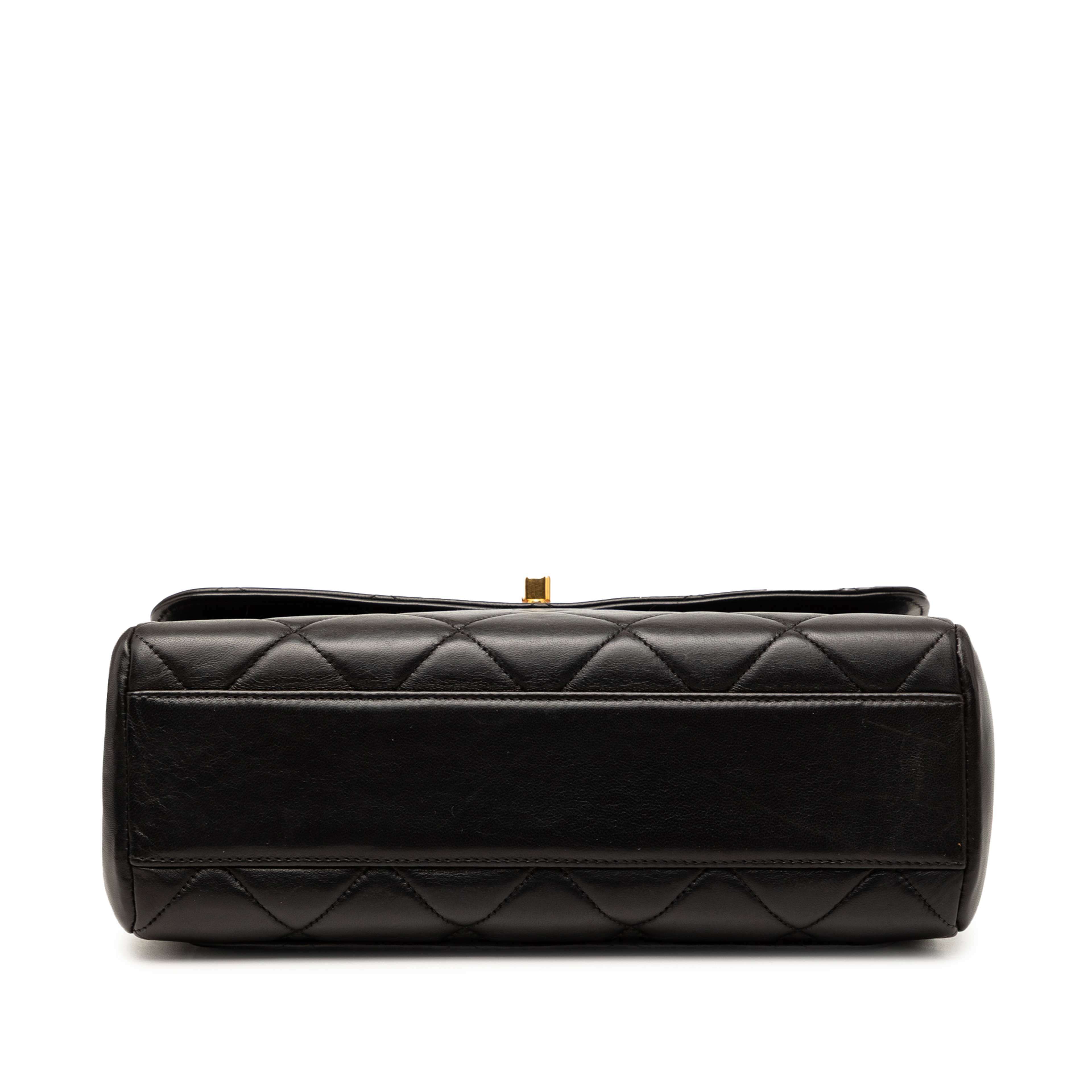 Chanel Small Square Quilted Lambskin Straight Single Flap, från Luxclusif, i färgen svart. Klicka för att öppna bilden i stort format