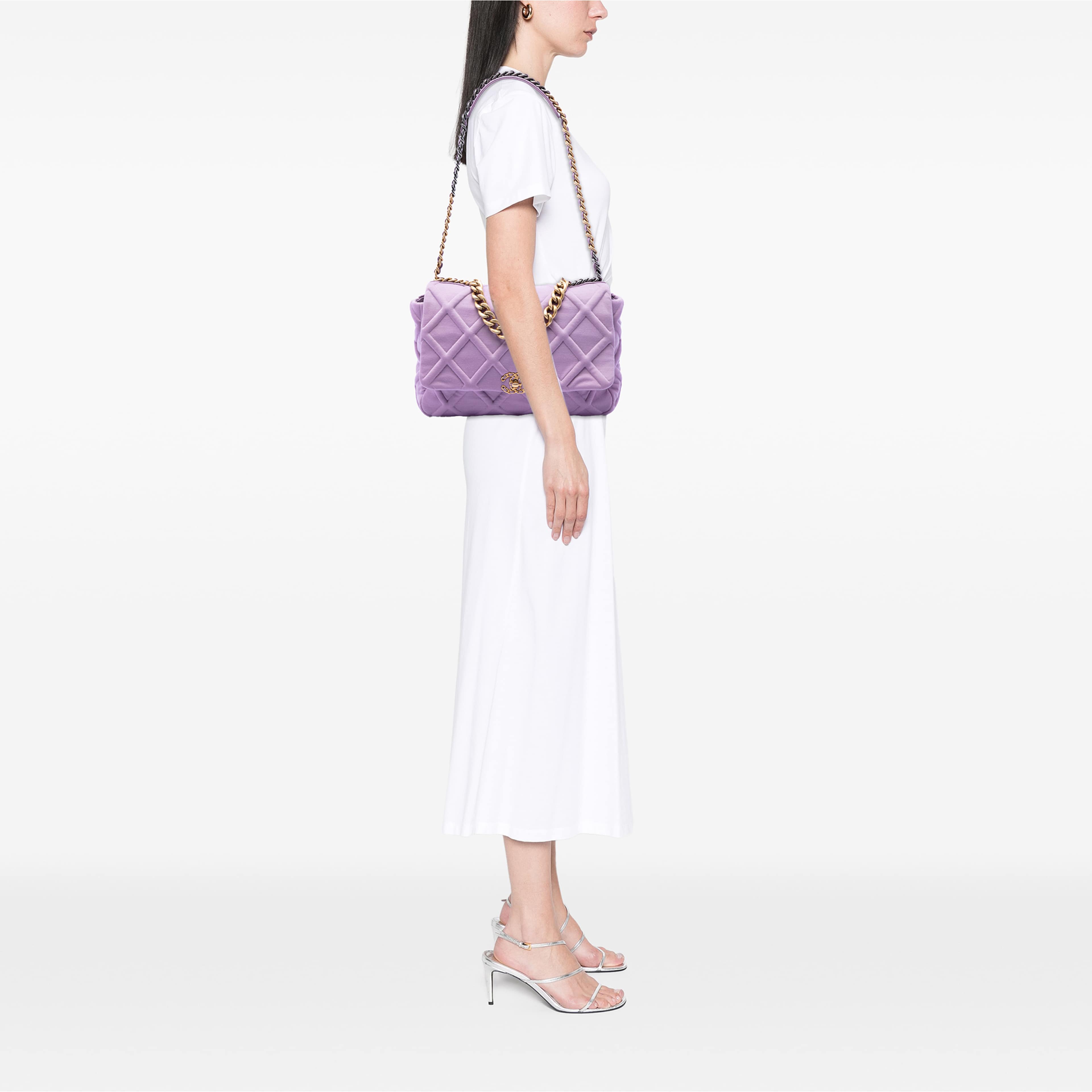Chanel Large Jersey 19 Flap, från Luxclusif, i färgen purpur. Klicka för att öppna bilden i stort format