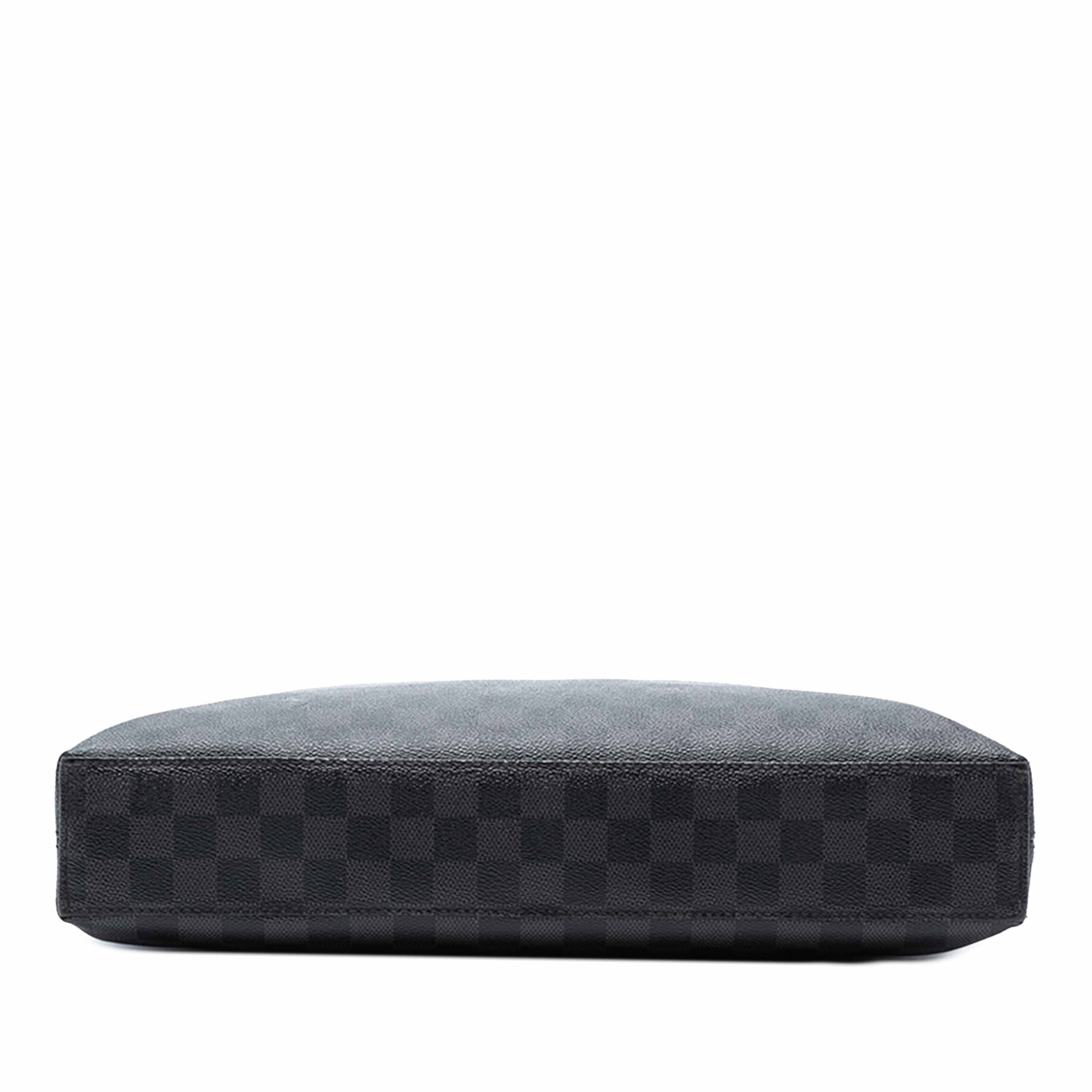 Louis Vuitton Damier Graphite Porte Documents Jour, från Luxclusif, i färgen svart. Klicka för att öppna bilden i stort format