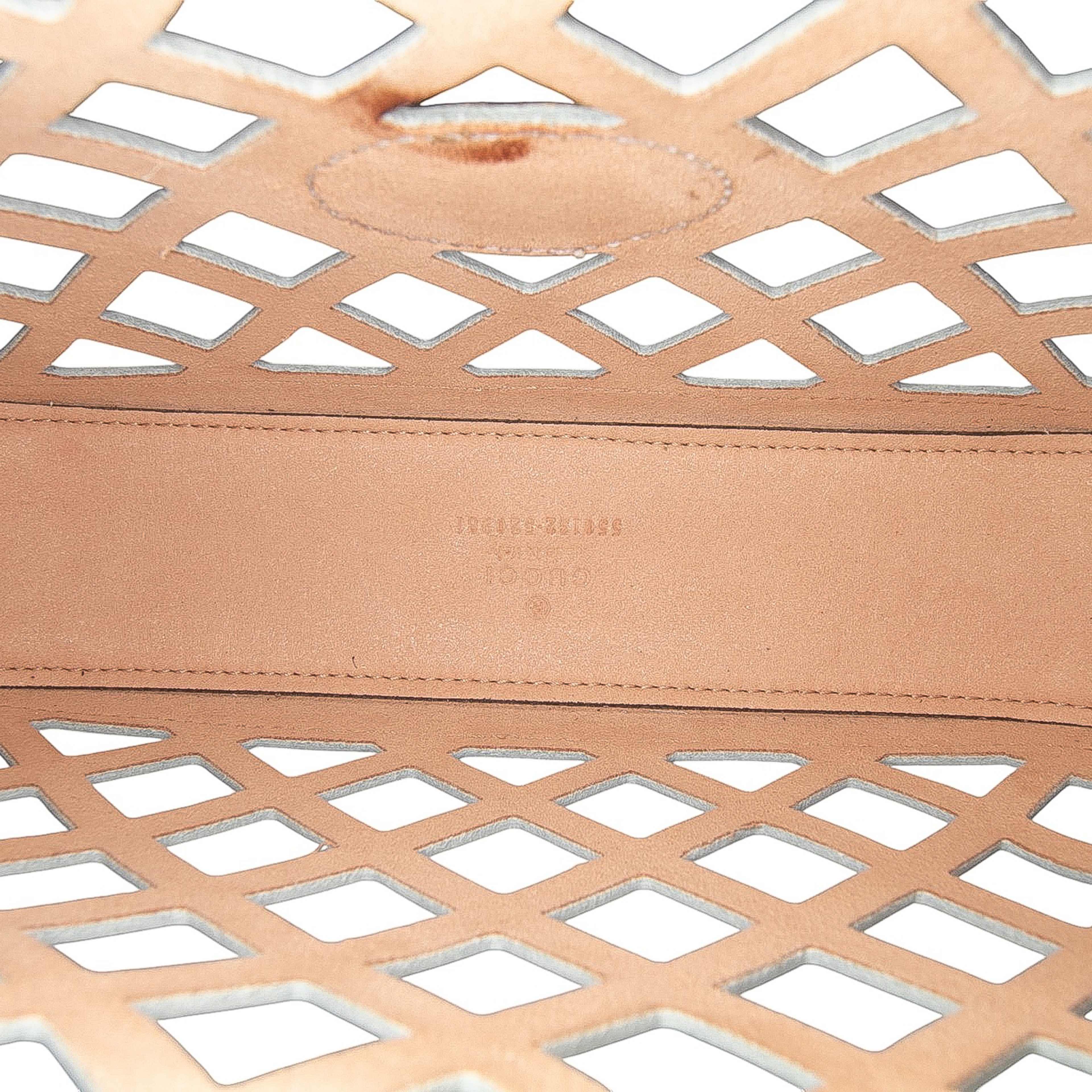 Gucci Cutout Leather And Flora Canvas Infinity Crossbody, från Luxclusif, i färgen white. Klicka för att öppna bilden i stort format