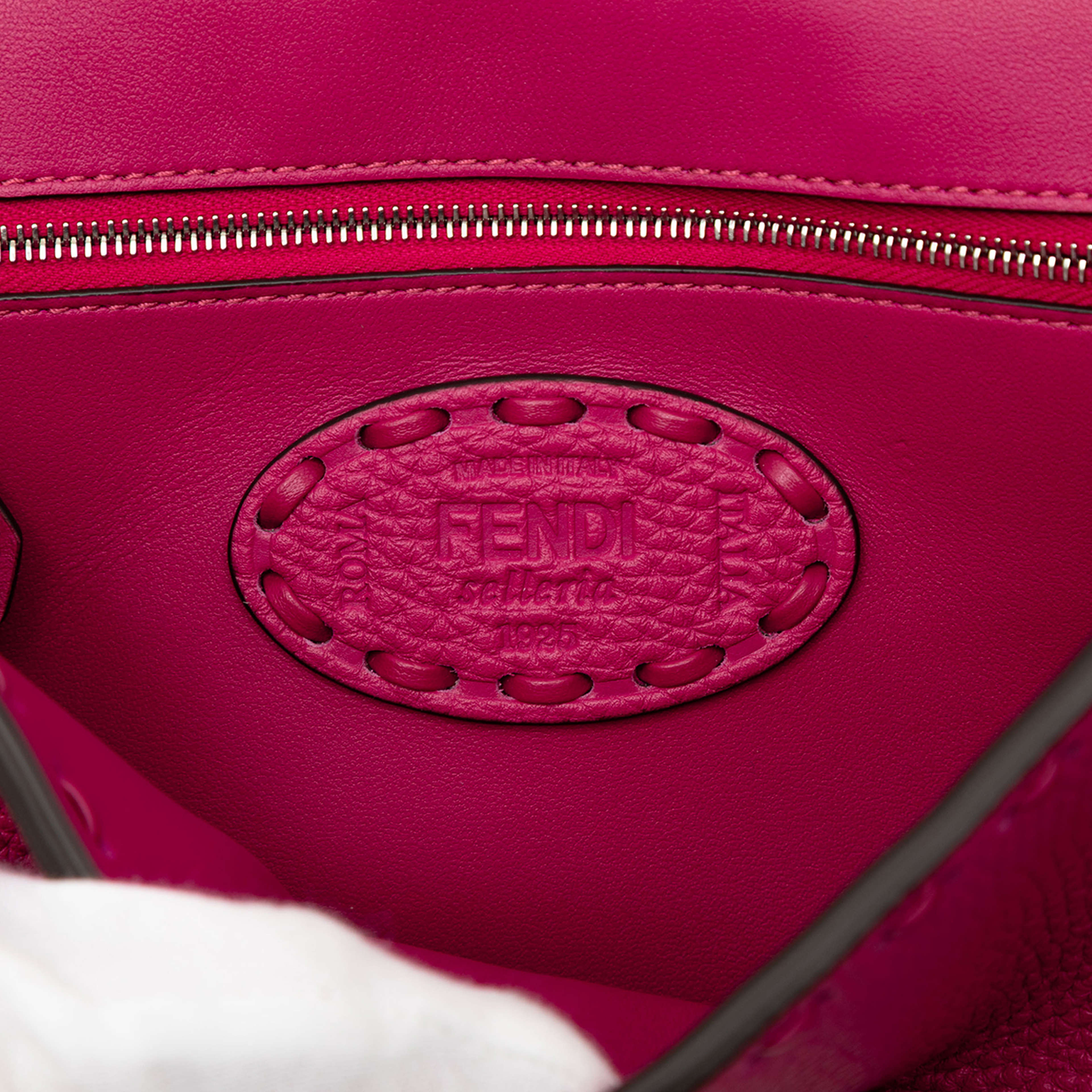 Fendi Leather Selleria Baguette Satchel, från Luxclusif, i färgen hot pink. Klicka för att öppna bilden i stort format