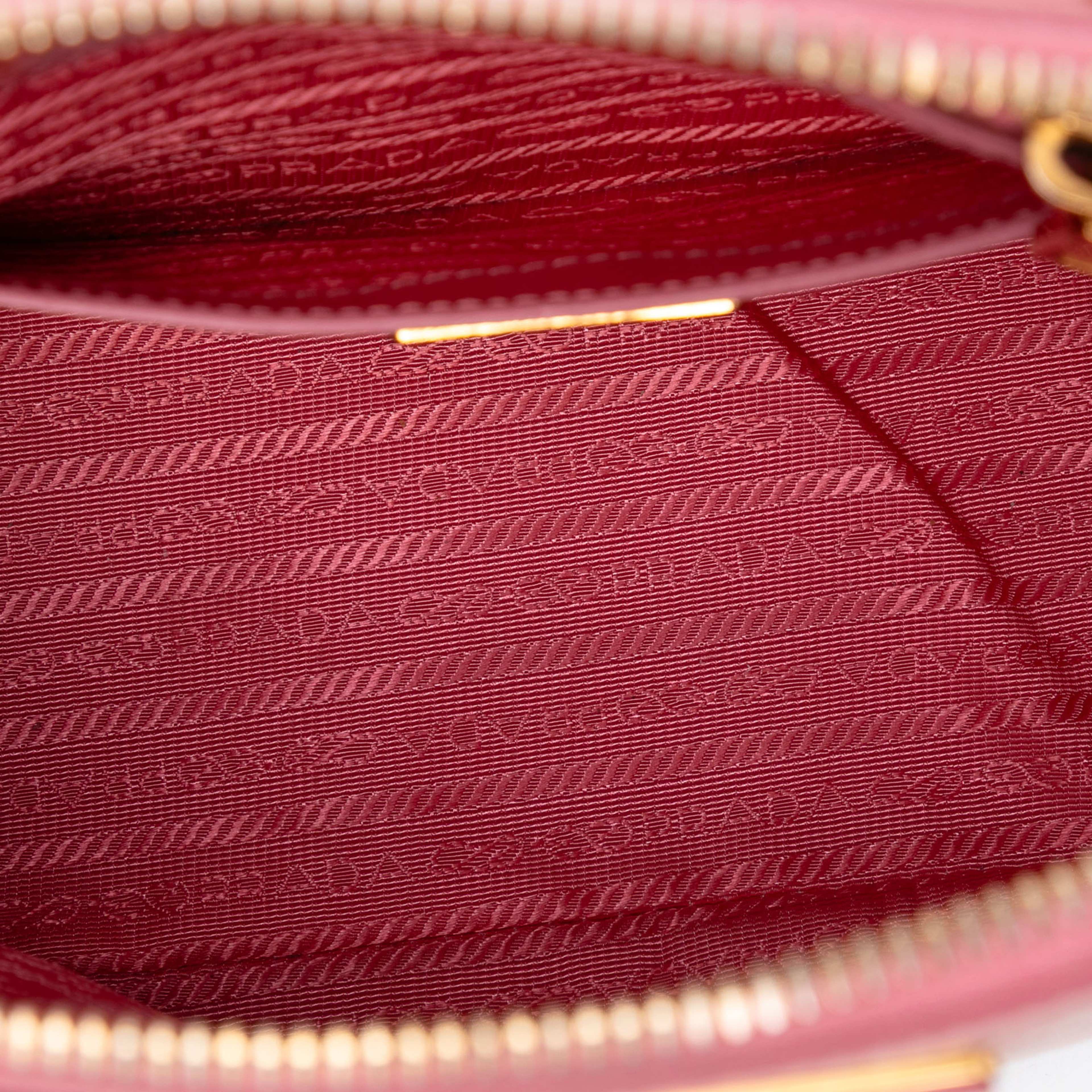 Prada Small Saffiano Vernice Promenade Satchel, från Luxclusif, i färgen orange. Klicka för att öppna bilden i stort format