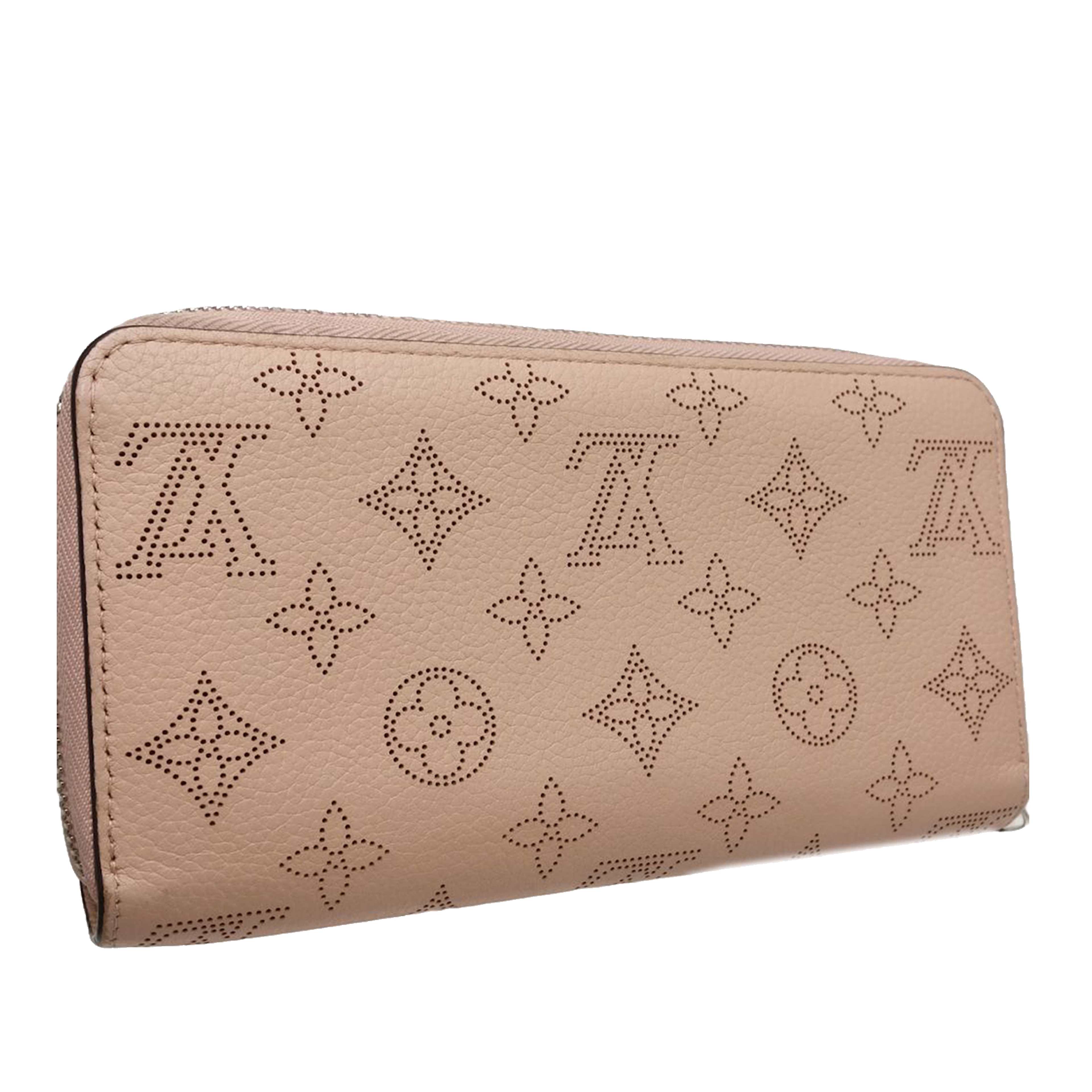 Louis Vuitton Monogram Mahina Zippy Long Wallet, från Luxclusif, i färgen light pink. Klicka för att öppna bilden i stort format