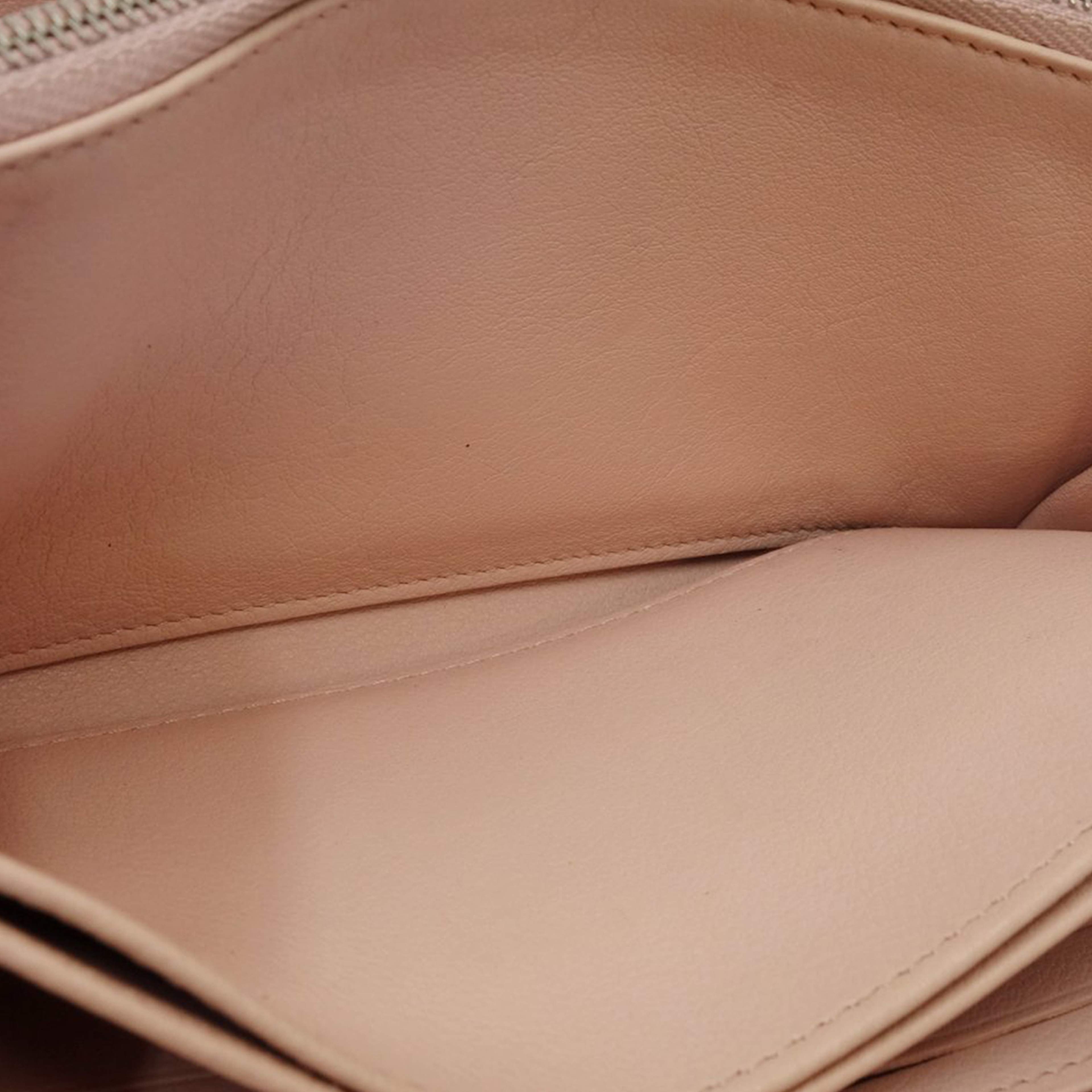 Louis Vuitton Monogram Mahina Zippy Long Wallet, från Luxclusif, i färgen light pink. Klicka för att öppna bilden i stort format