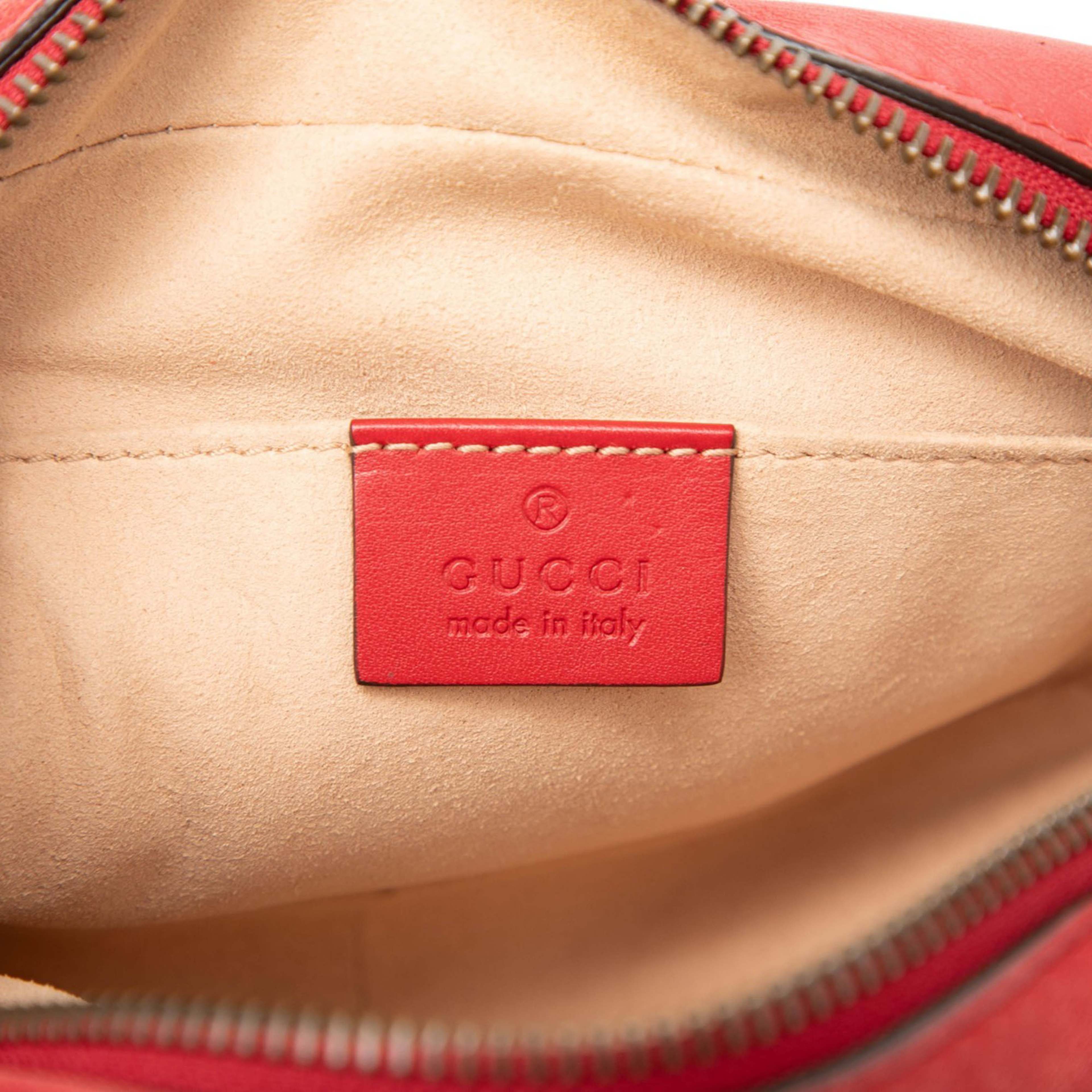 Gucci Mini Gg Marmont Matelasse Leather Crossbody, från Luxclusif, i färgen röd. Klicka för att öppna bilden i stort format