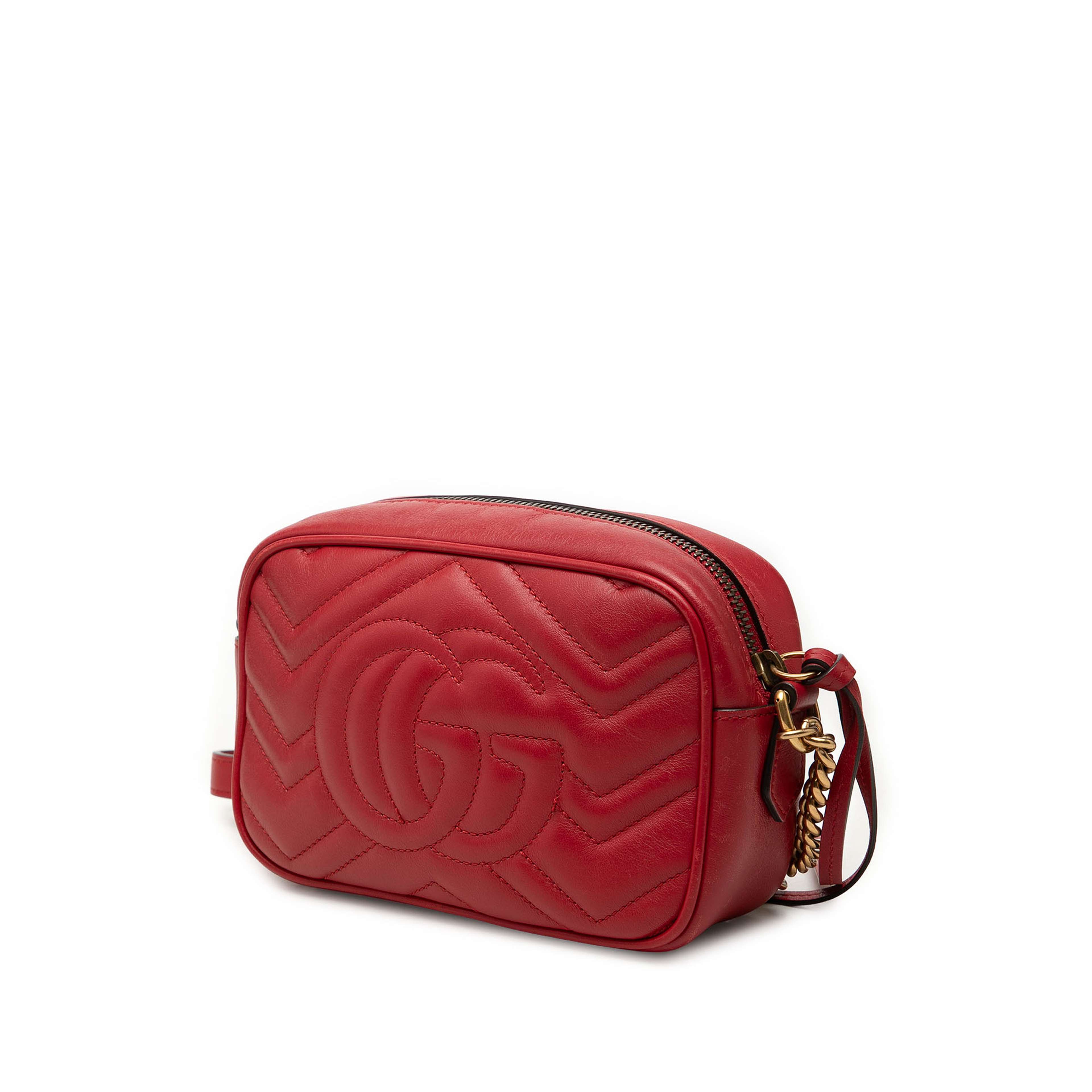 Gucci Mini Gg Marmont Matelasse Leather Crossbody, från Luxclusif, i färgen röd. Klicka för att öppna bilden i stort format