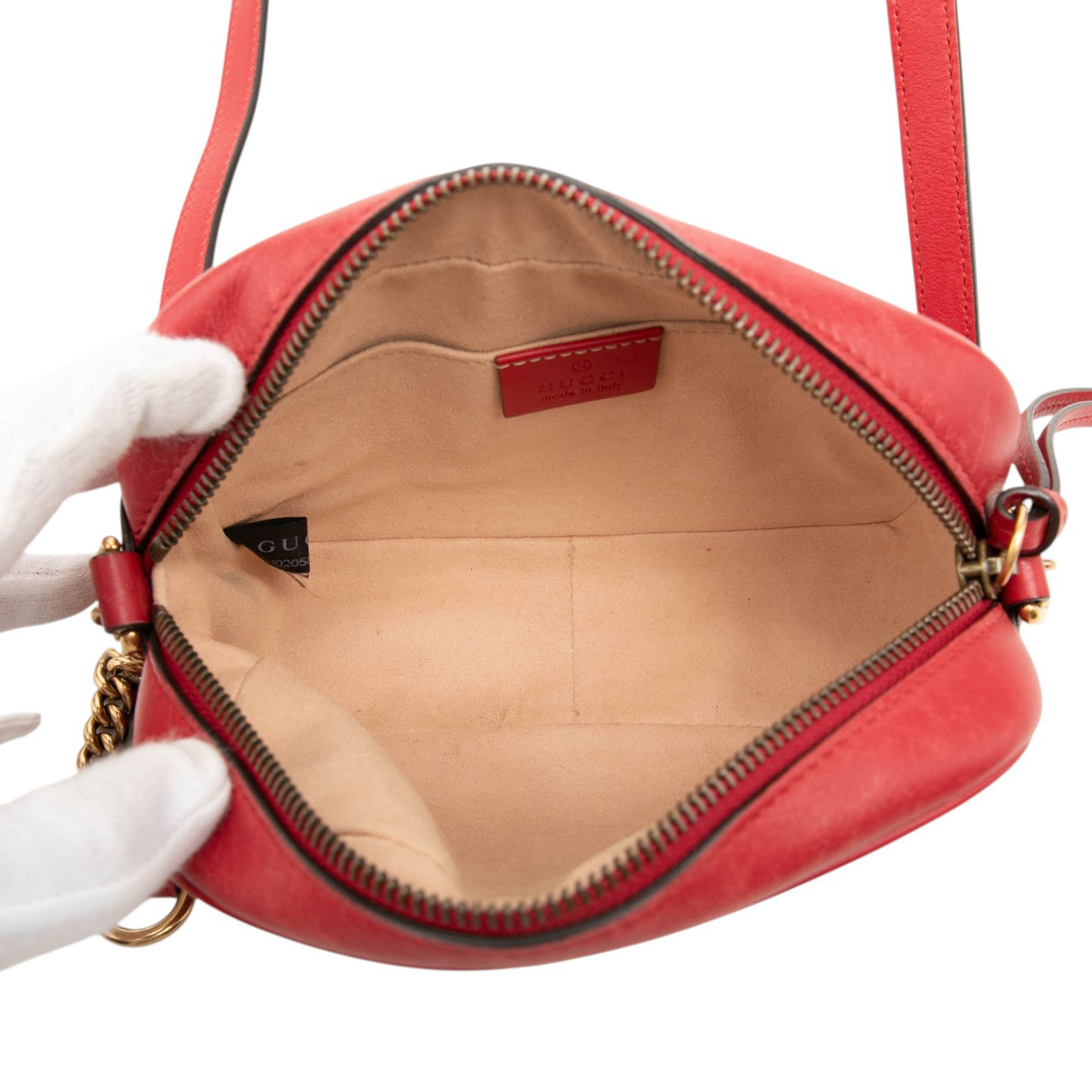 Gucci Mini Gg Marmont Matelasse Leather Crossbody, från Luxclusif, i färgen röd. Klicka för att öppna bilden i stort format