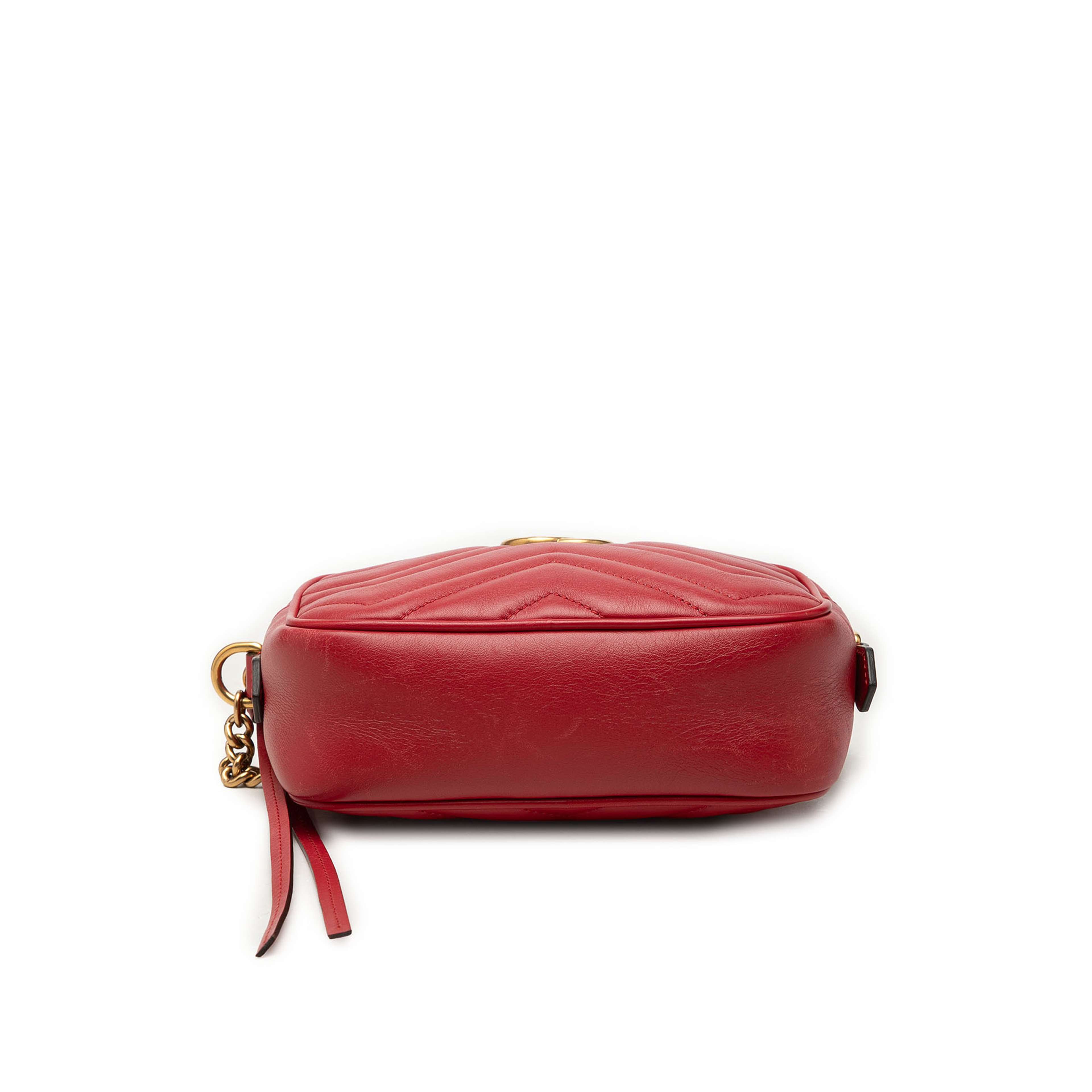 Gucci Mini Gg Marmont Matelasse Leather Crossbody, från Luxclusif, i färgen röd. Klicka för att öppna bilden i stort format