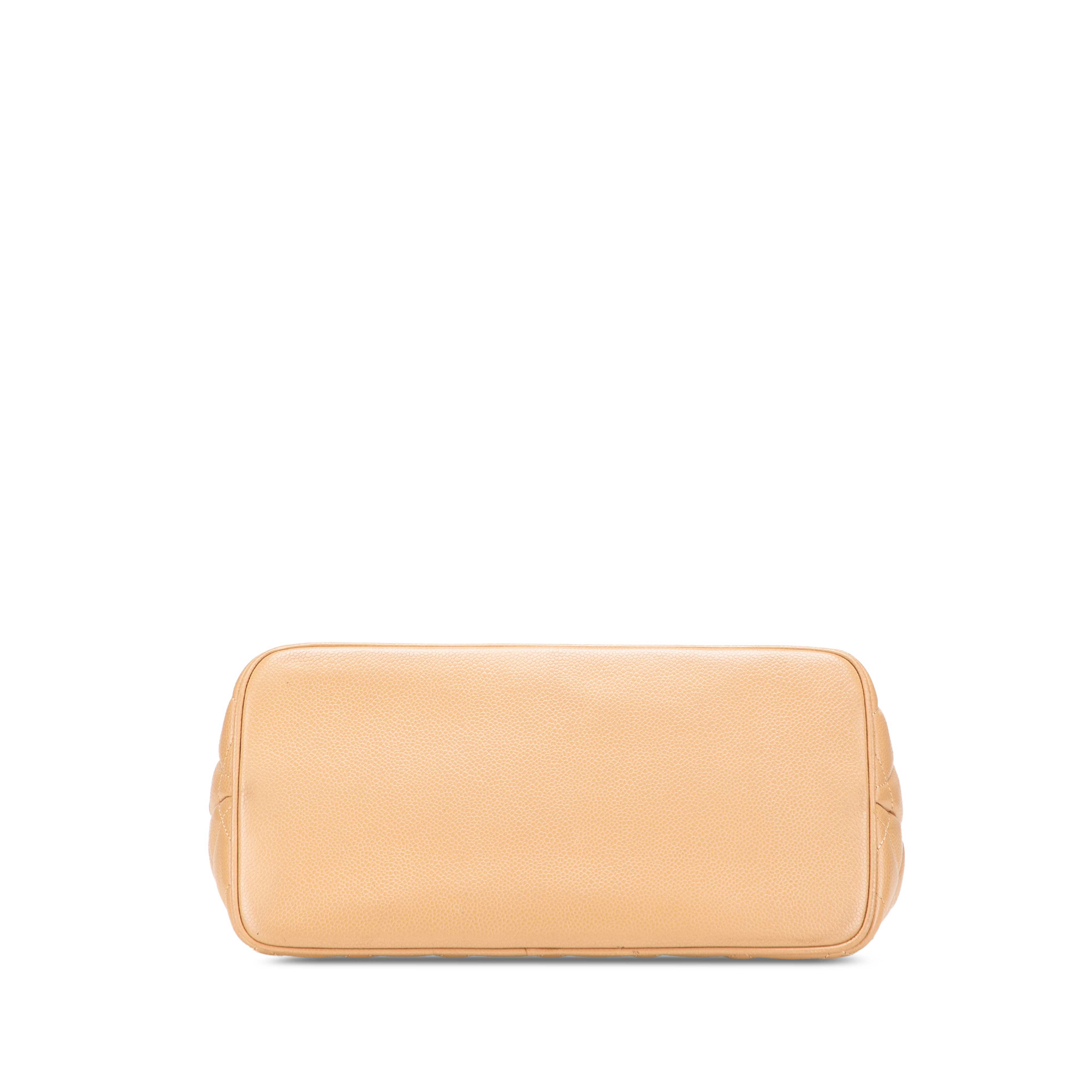 Chanel Caviar Medallion Tote, från Luxclusif, i färgen beige.
