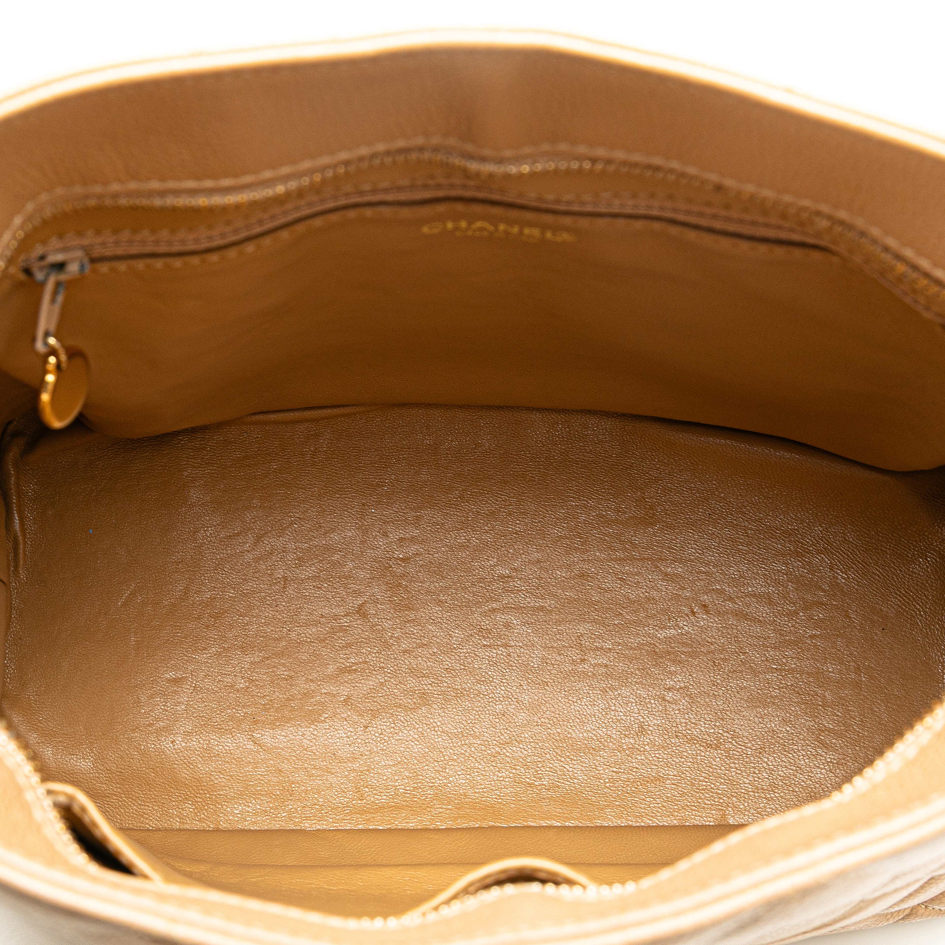 Chanel Caviar Medallion Tote, från Luxclusif, i färgen beige.