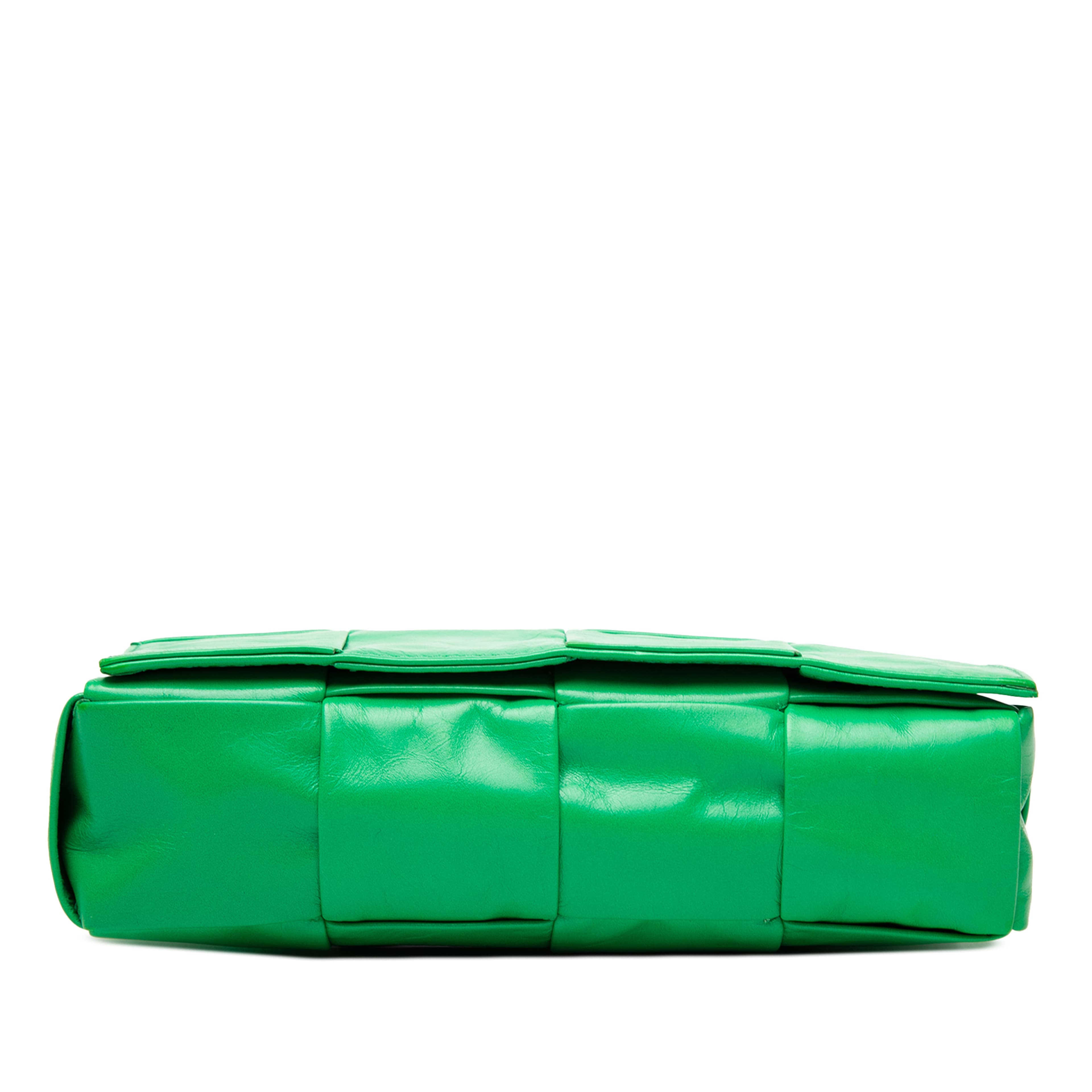 Bottega Veneta Mini Paper Calfskin Intrecciato Cassette Belt Bag, från Luxclusif, i färgen lime. Klicka för att öppna bilden i stort format