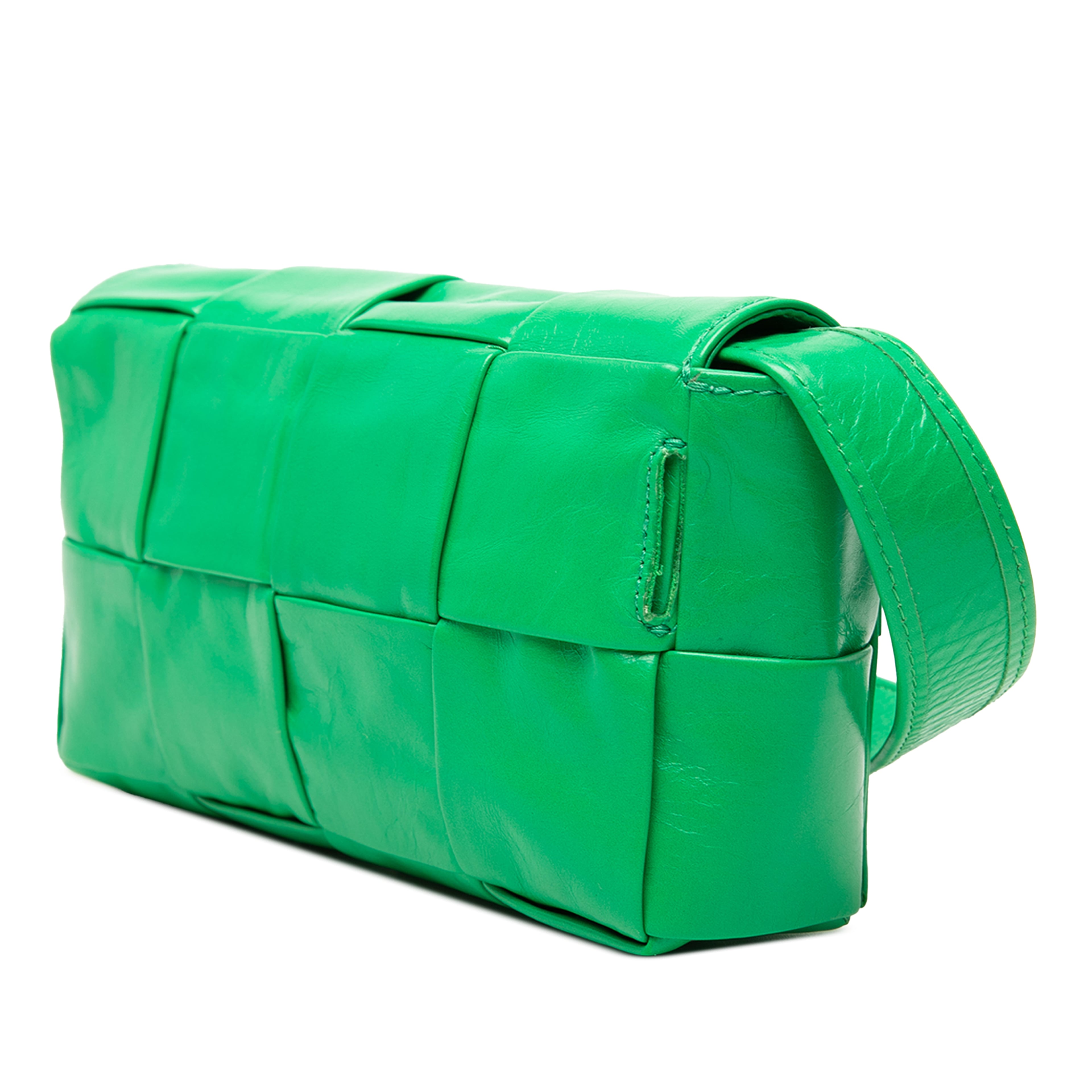 Bottega Veneta Mini Paper Calfskin Intrecciato Cassette Belt Bag, från Luxclusif, i färgen lime. Klicka för att öppna bilden i stort format