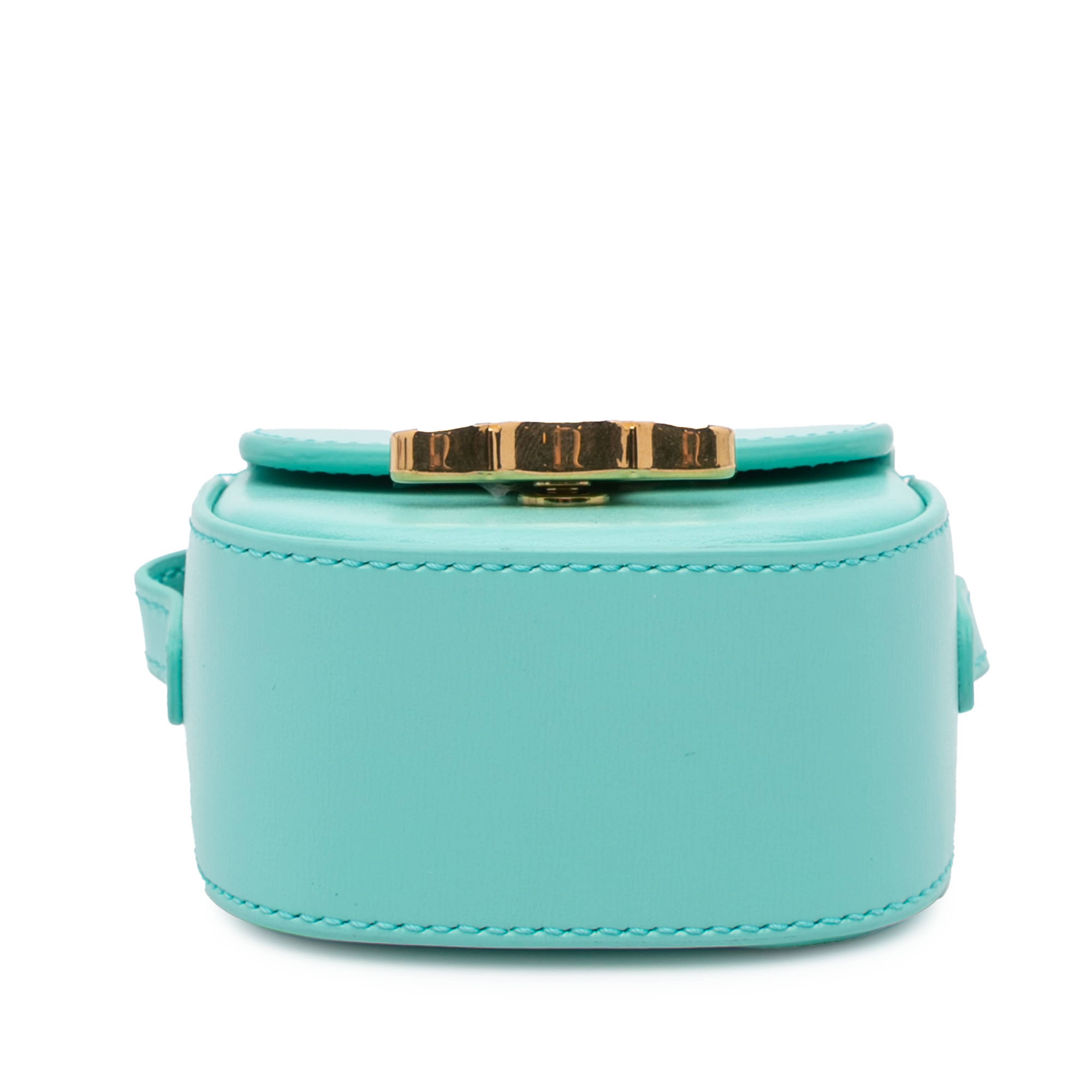 Celine Mini Shiny Calfskin Triomphe Crossbody, från Luxclusif, i färgen turquoise.
