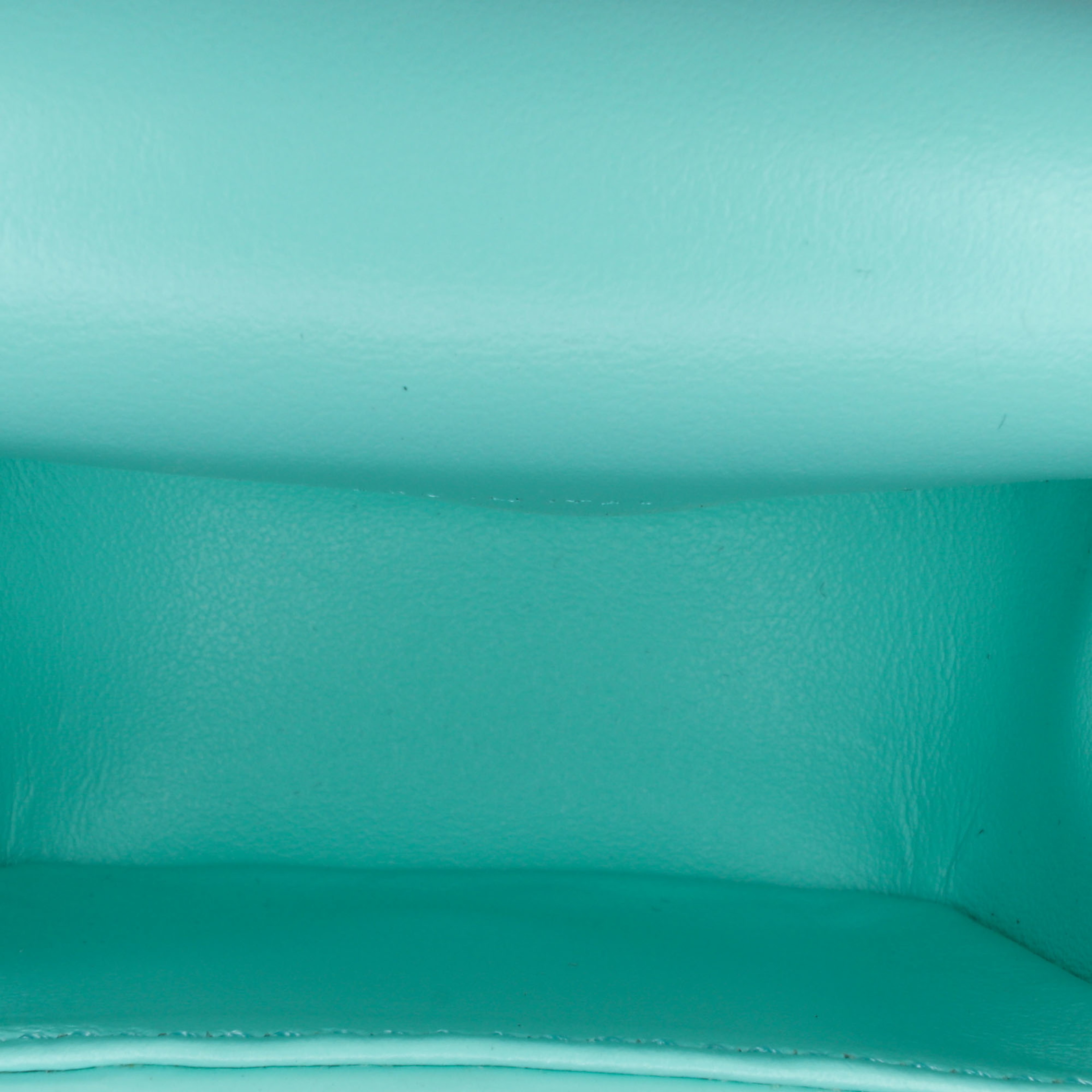 Celine Mini Shiny Calfskin Triomphe Crossbody, från Luxclusif, i färgen turquoise.