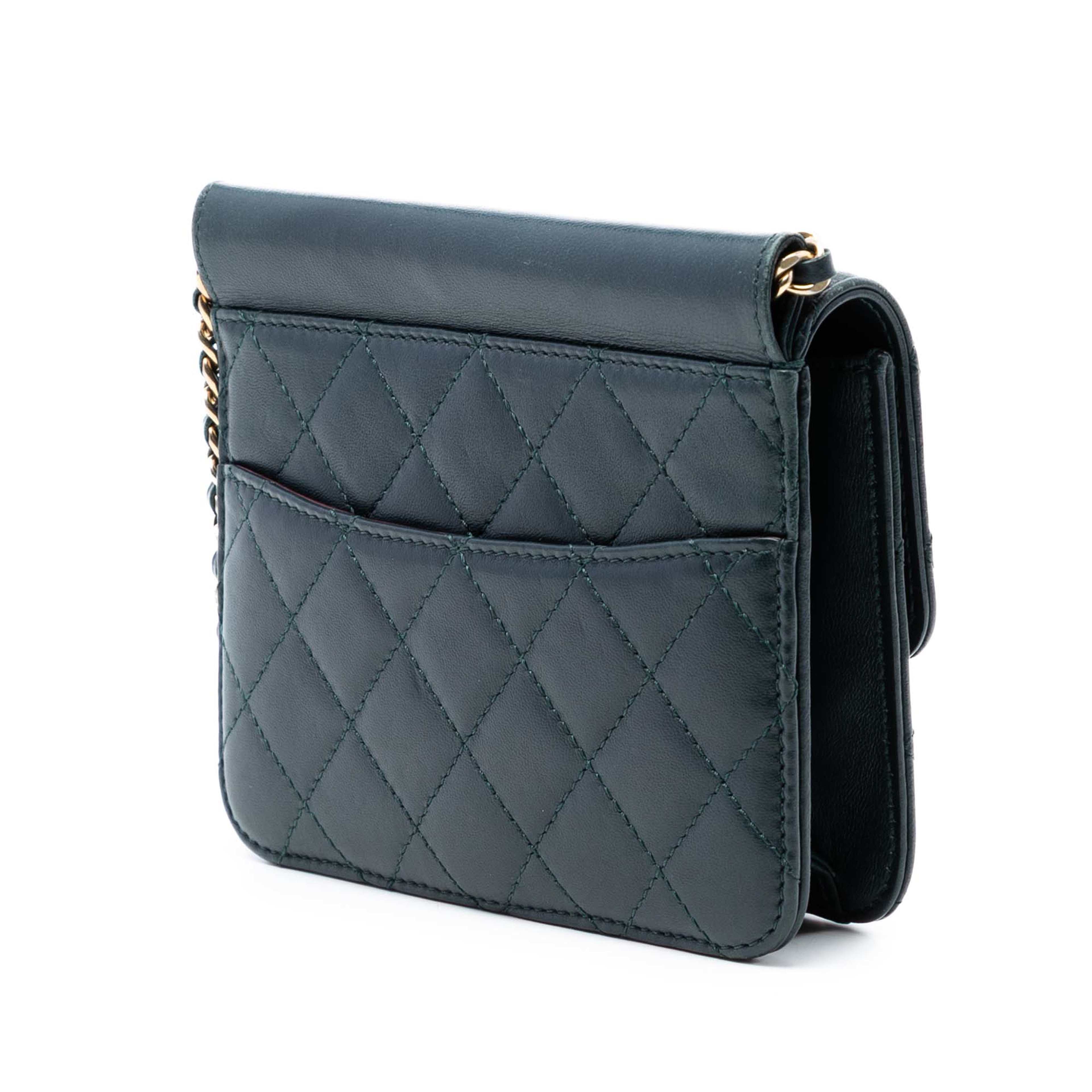 Chanel Mini Quilted Lambskin Crossing Times Flap, från Luxclusif, i färgen navy. Klicka för att öppna bilden i stort format
