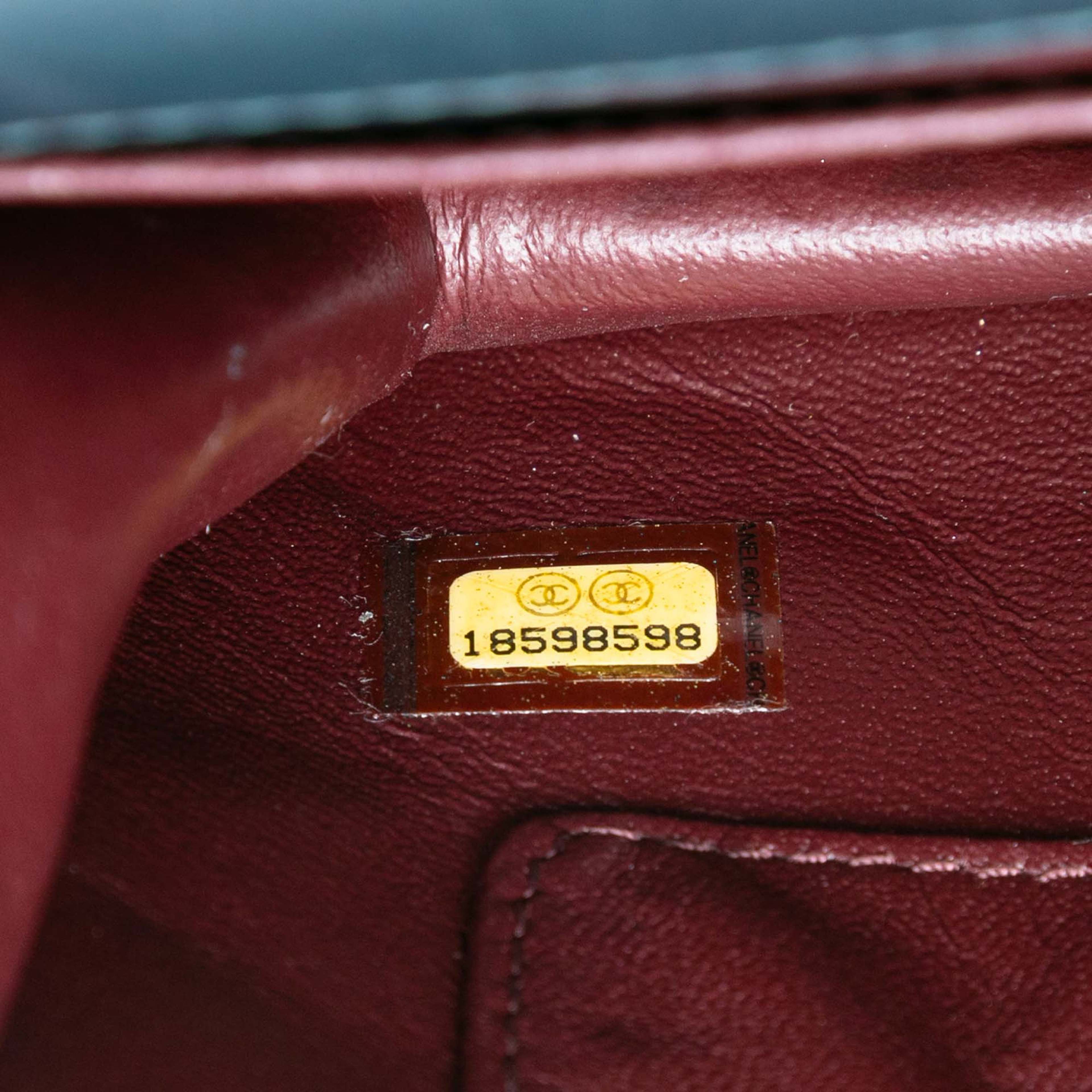 Chanel Mini Quilted Lambskin Crossing Times Flap, från Luxclusif, i färgen navy. Klicka för att öppna bilden i stort format