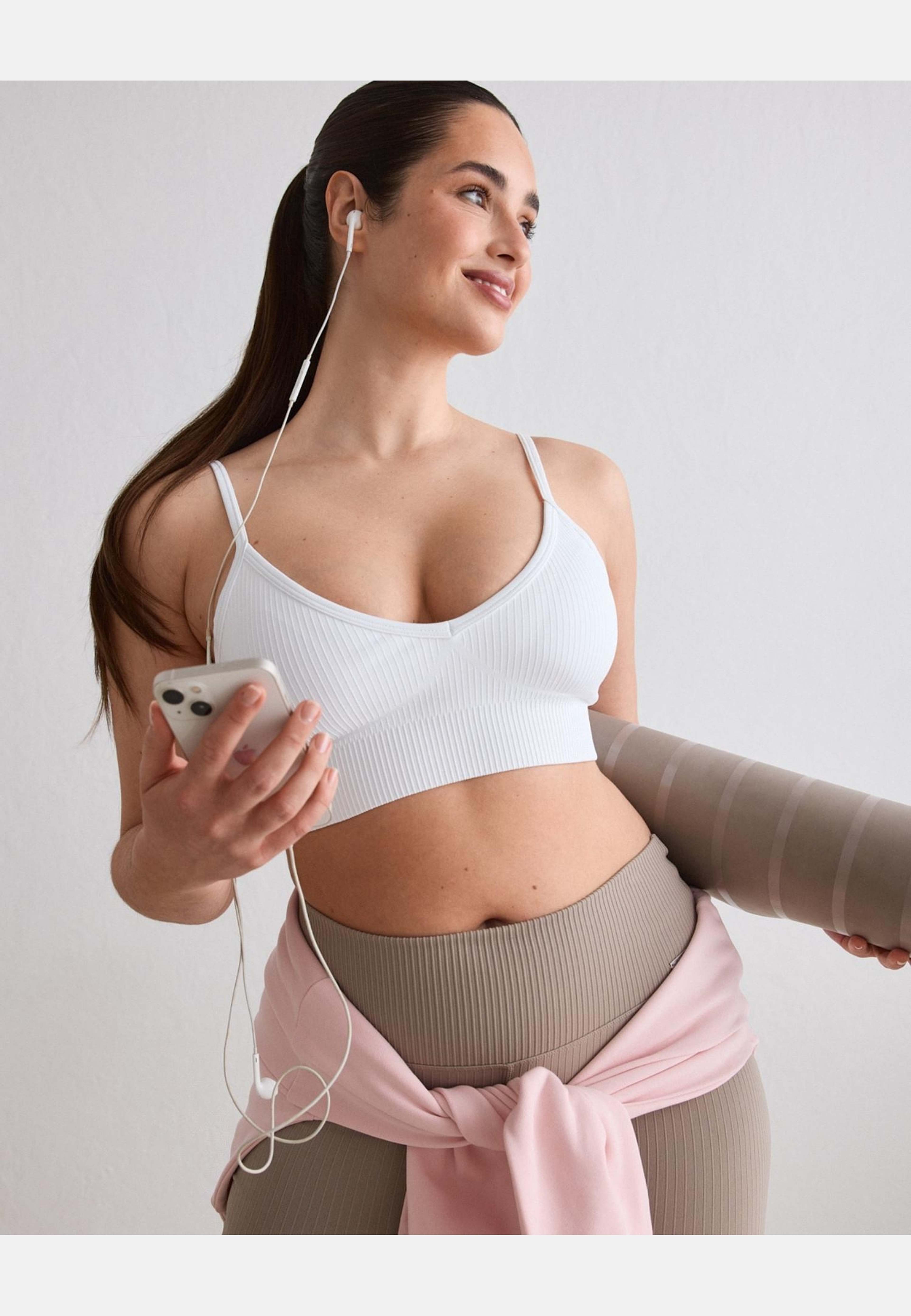 Ribbed Seamless Deep Cut Bra, från aim'n, i färgen white. Klicka för att öppna bilden i stort format